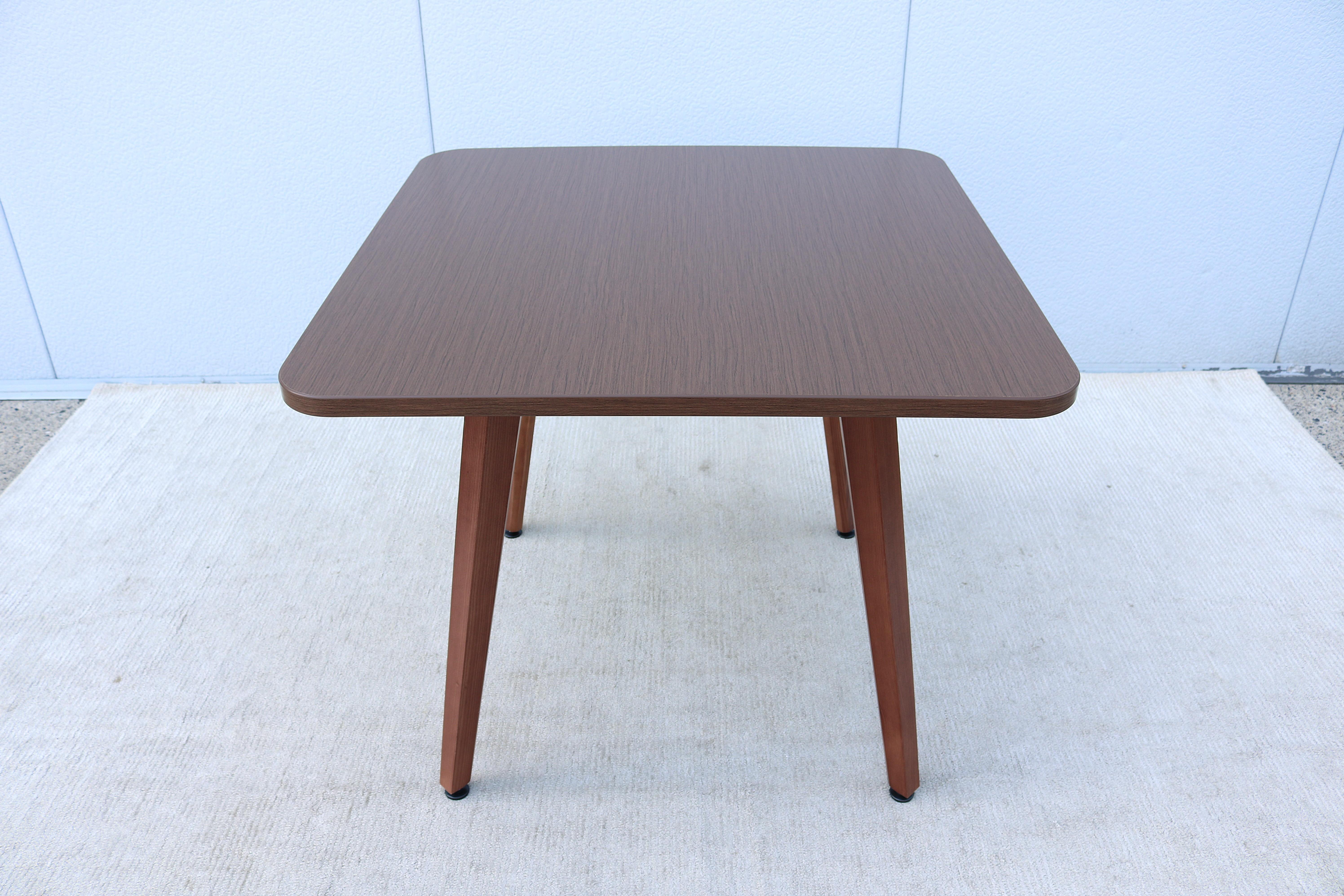 Fabuleuse table de salle à manger carrée Eleven Wood de style moderne du milieu du siècle dernier par OFS.
La table Eleg Wood incarne l'architecture ininterrompue avec une élégante simplicité et la chaleur des éléments en bois travaillés. Pieds et