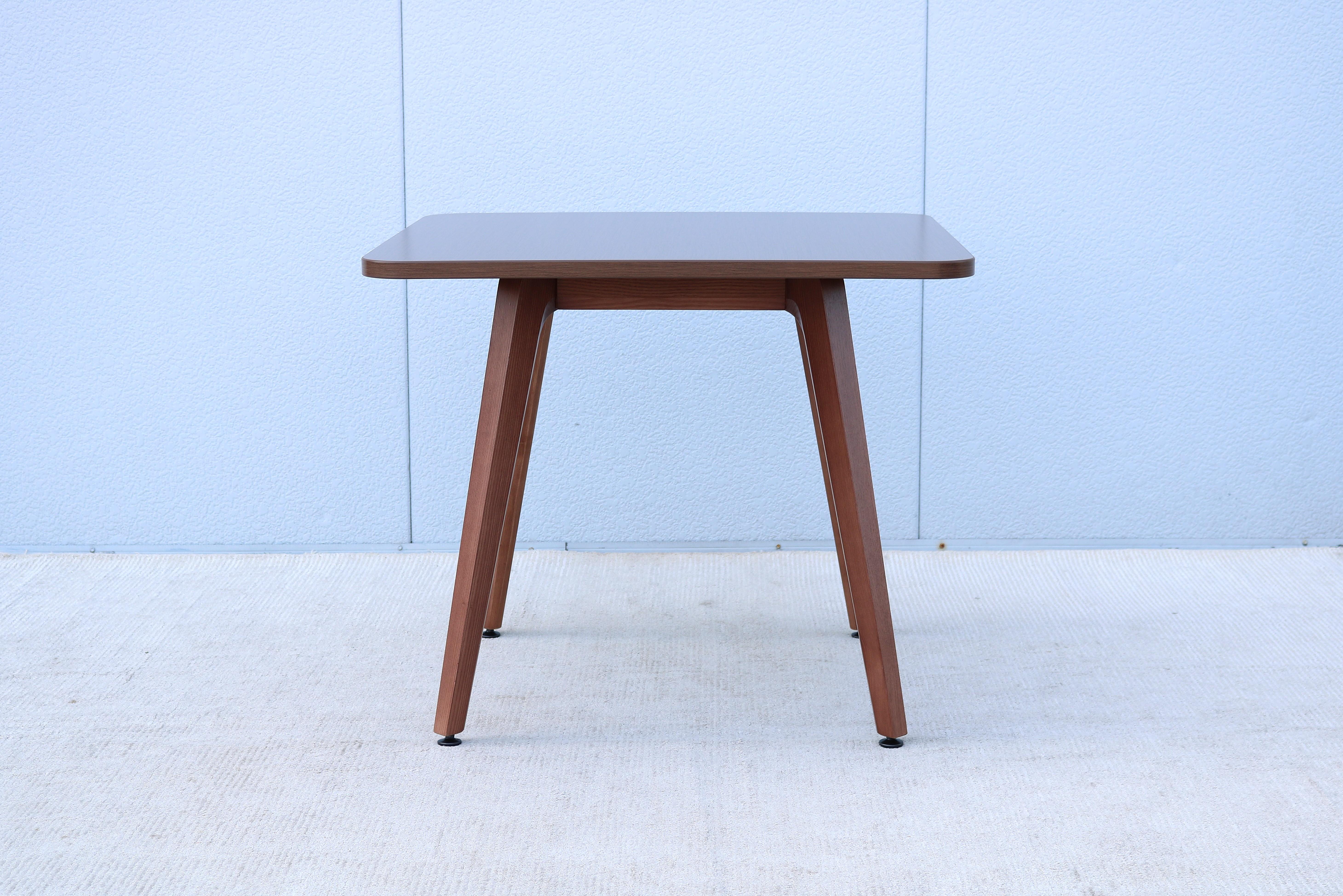 Américain Table de salle à manger carrée en frêne massif de style The Modernity par OFS en vente