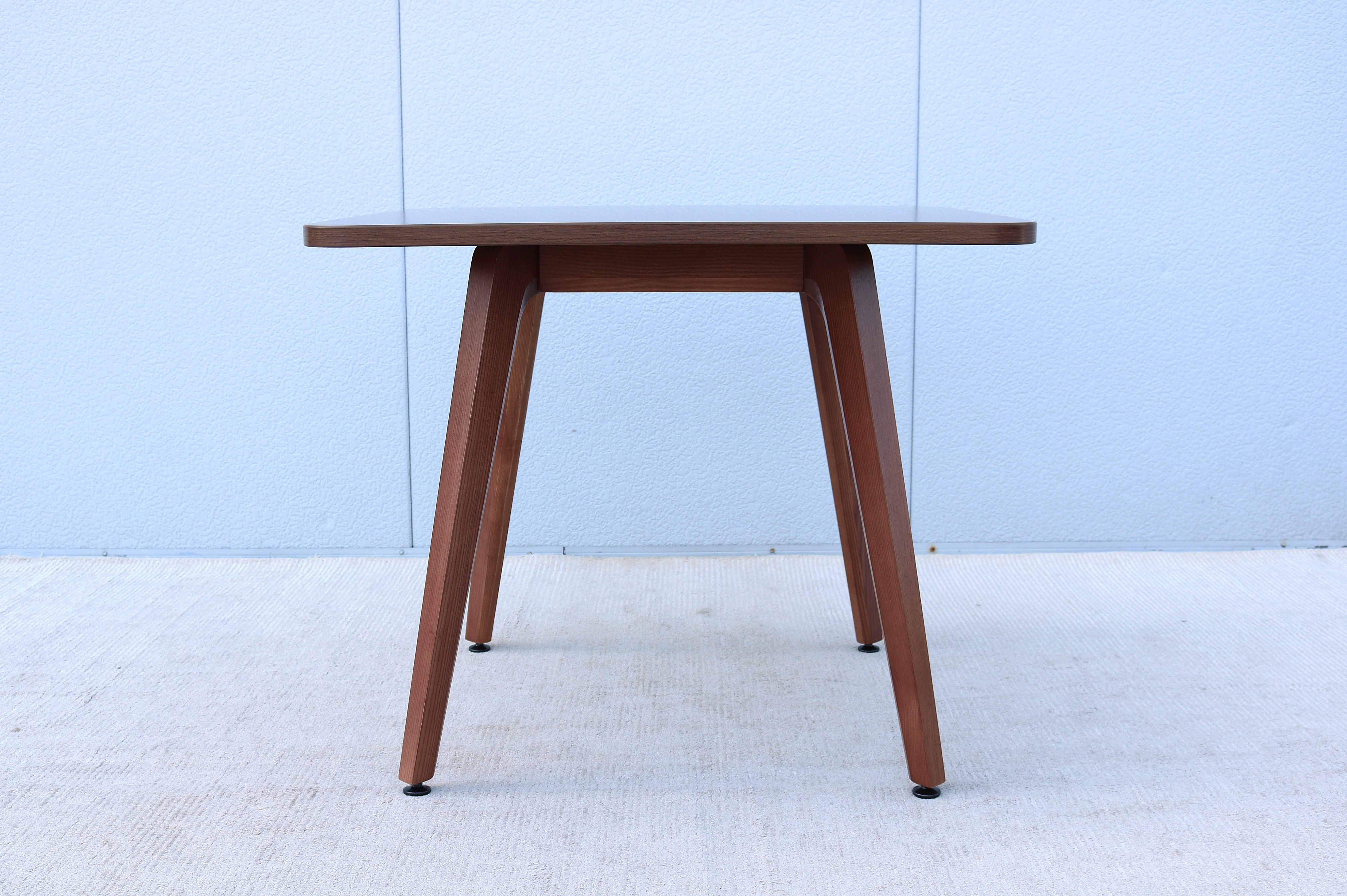 Laminé Table de salle à manger carrée en frêne massif de style The Modernity par OFS en vente