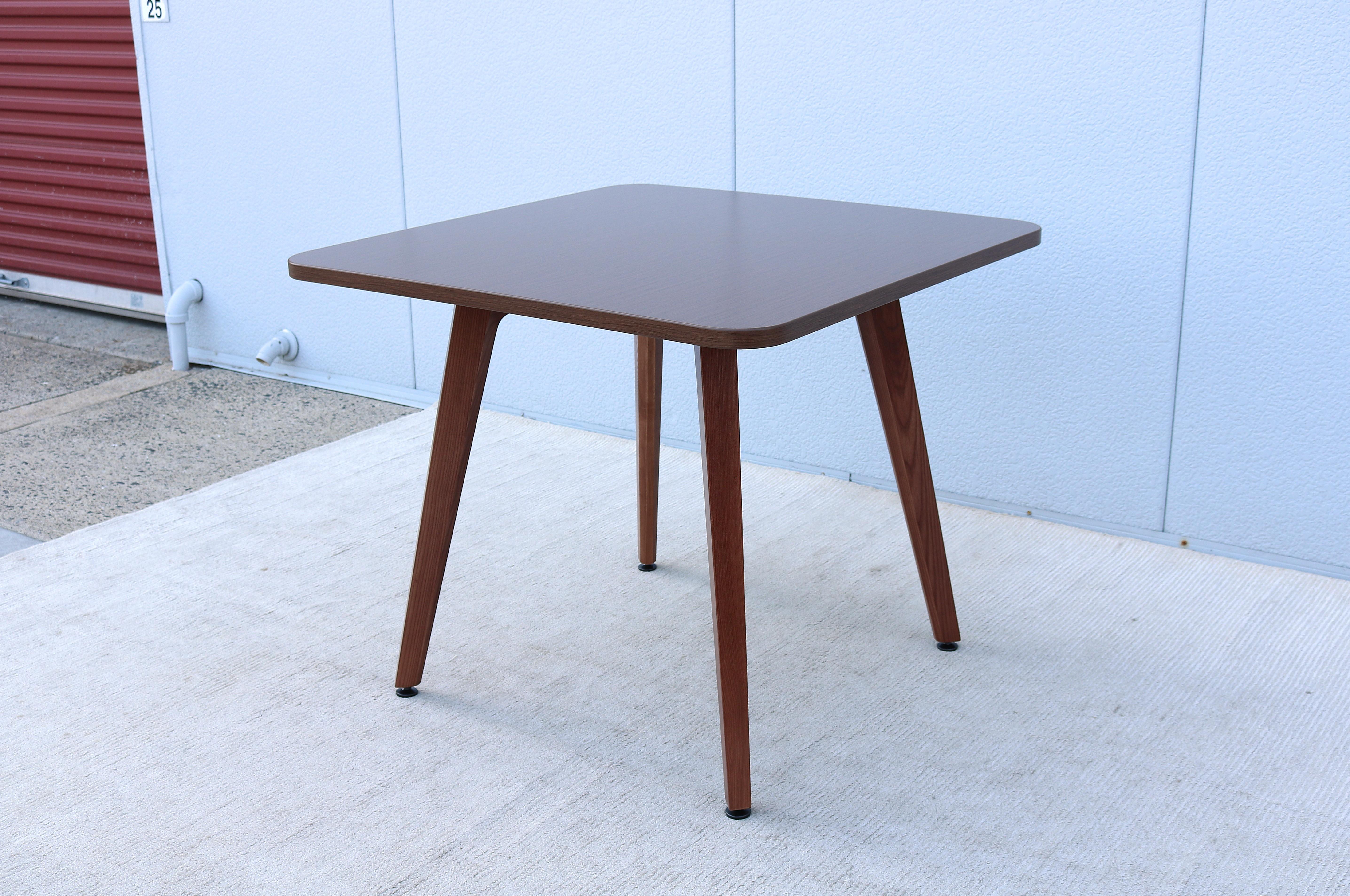 Table de salle à manger carrée en frêne massif de style The Modernity par OFS Excellent état - En vente à Secaucus, NJ
