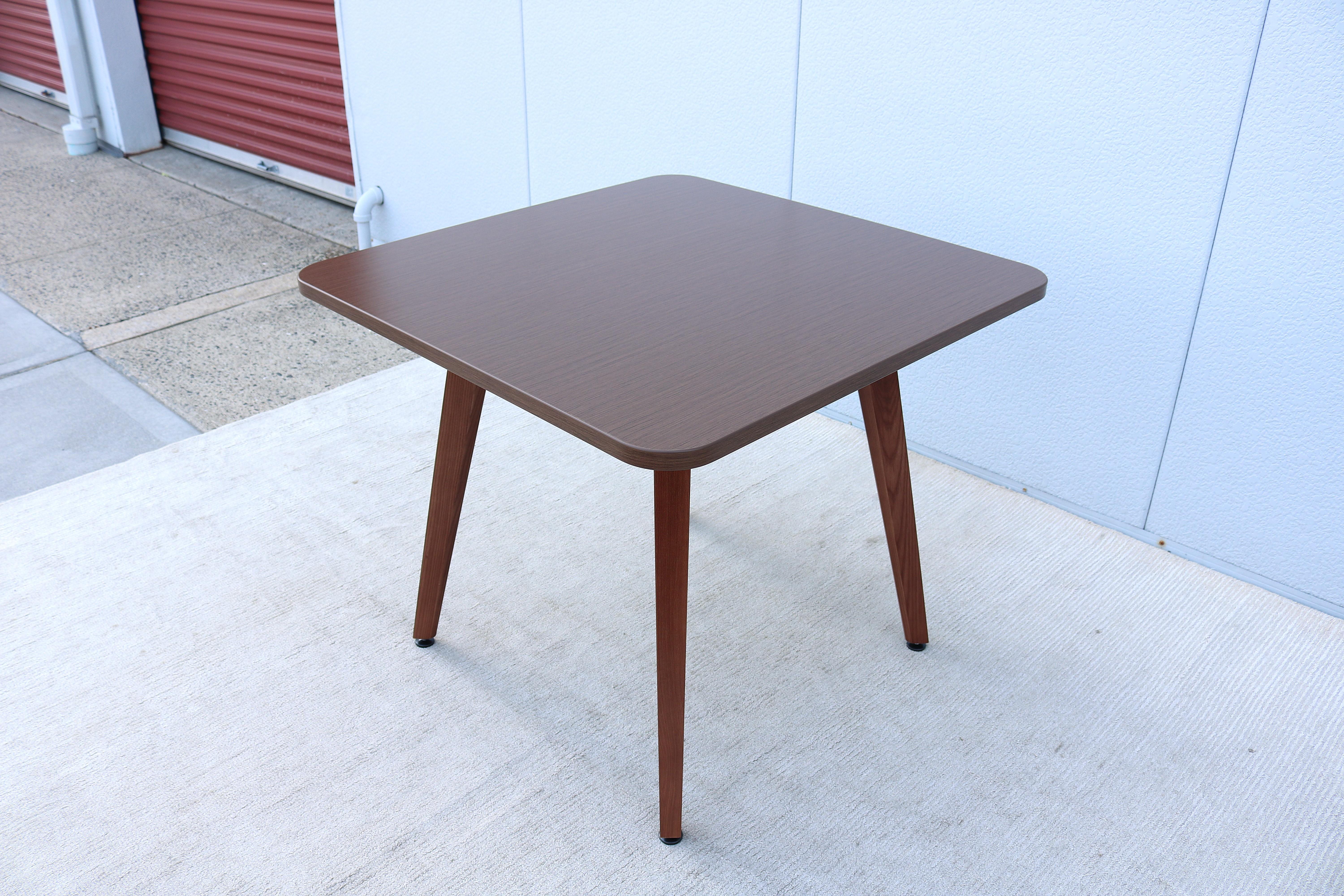 XXIe siècle et contemporain Table de salle à manger carrée en frêne massif de style The Modernity par OFS en vente