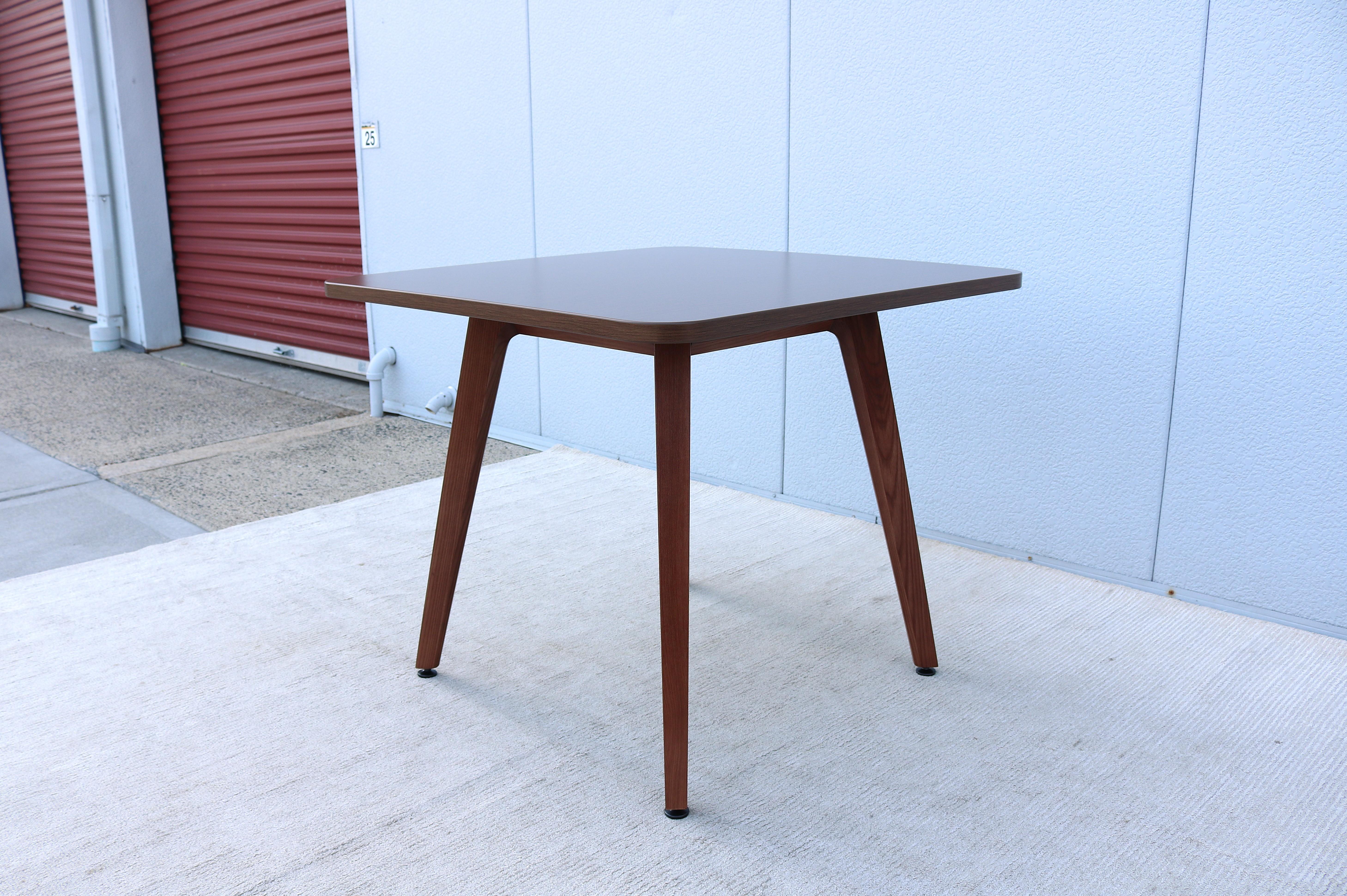 Stratifié Table de salle à manger carrée en frêne massif de style The Modernity par OFS en vente