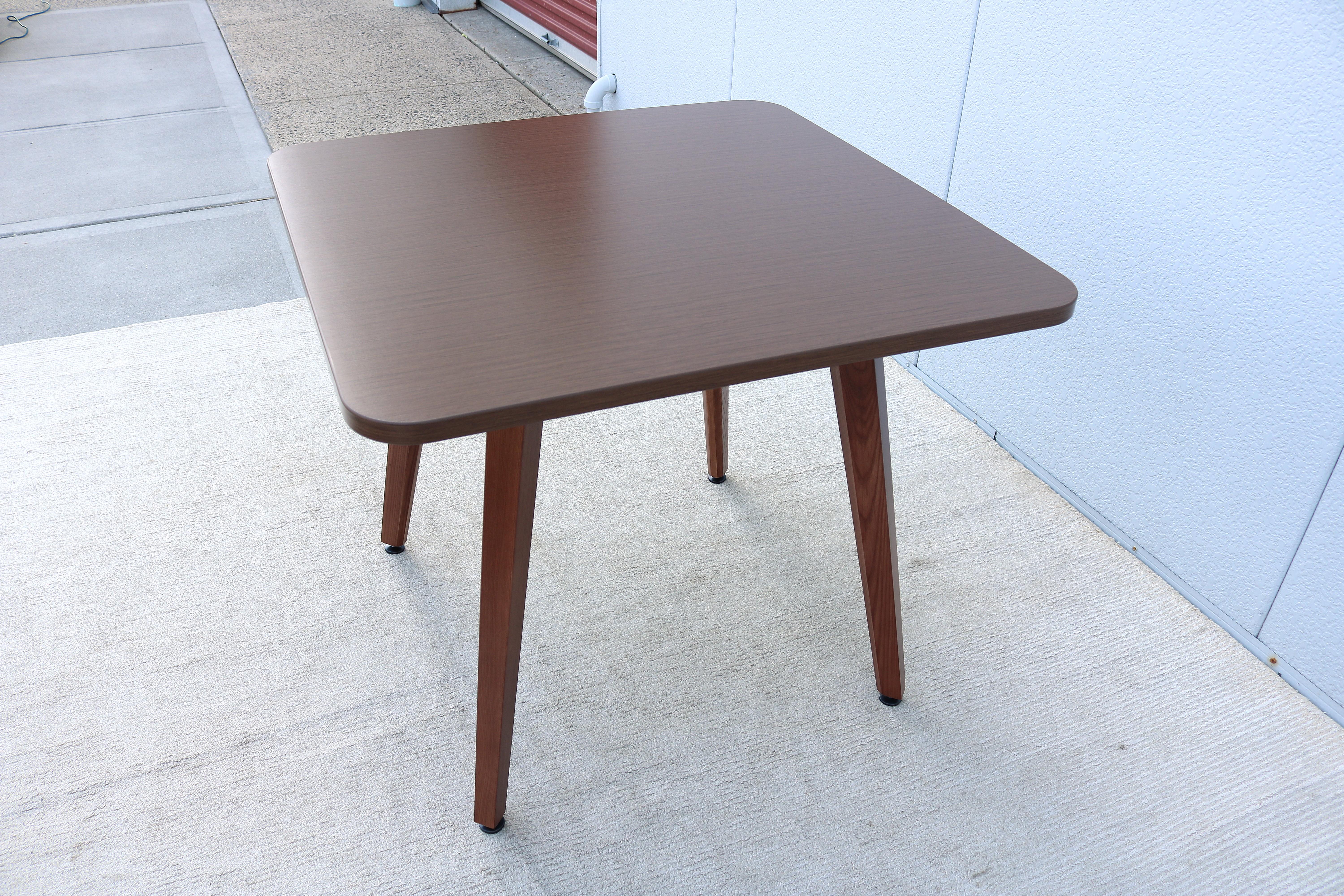 Table de salle à manger carrée en frêne massif de style The Modernity par OFS en vente 1