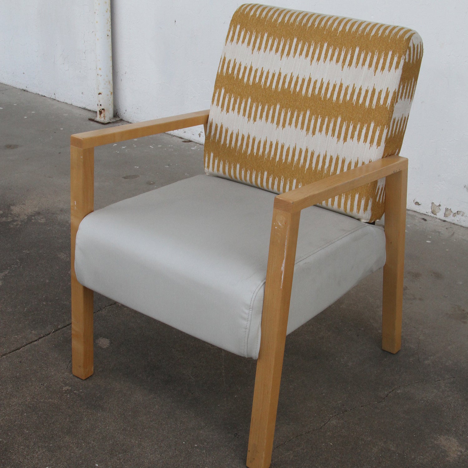 Mid Century Modern Style Lounge Chair

Since the 1900s Flexsteel has been quality furniture in North America.

Side chair in oak with a rich ochre patterned back and a solid vegan leather seat.


