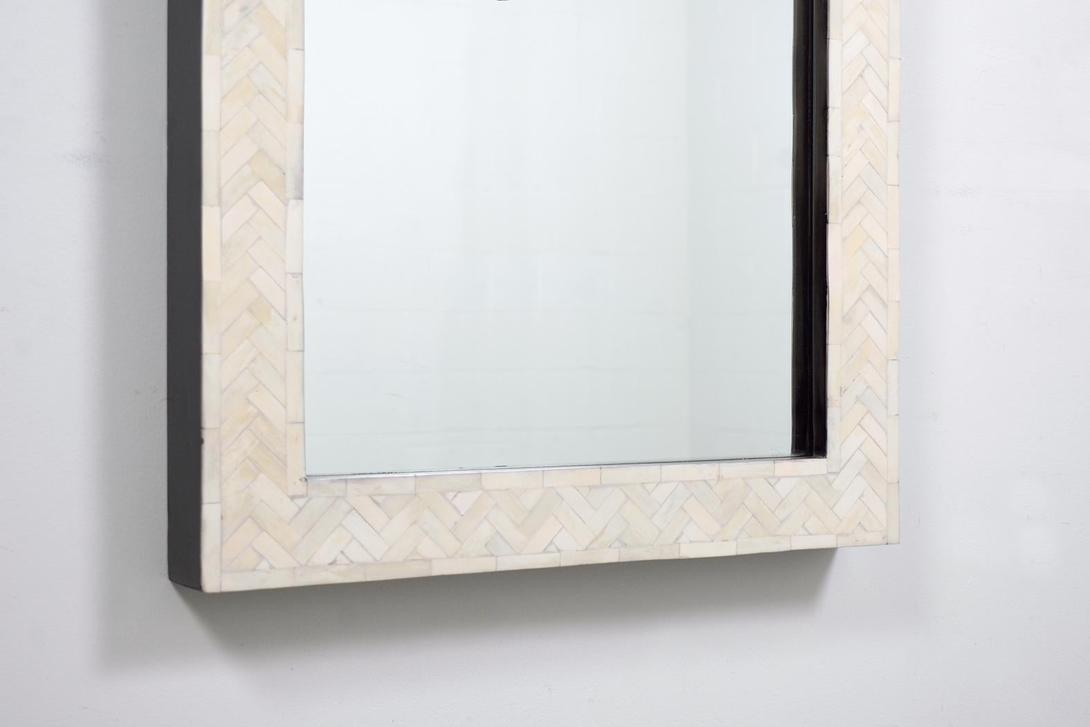 Placage Miroir rectangulaire sur pied du milieu du siècle avec incrustation d'os en vente
