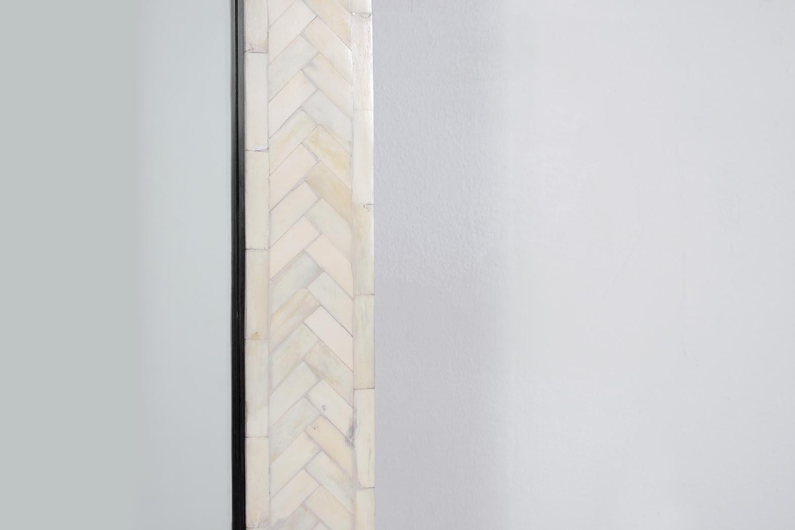 Teck Miroir rectangulaire sur pied du milieu du siècle avec incrustation d'os en vente