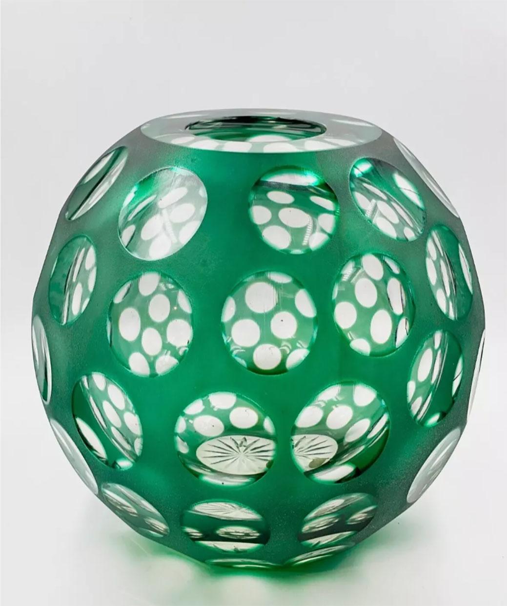 Vase en cristal de style moderne du milieu du siècle par Val Saint Lambert
Ce centre de table en cristal taillé Val Saint Lambert est une pièce de design moderne datant du milieu des années 1950. Sa forme et son style reflètent l'esthétique de