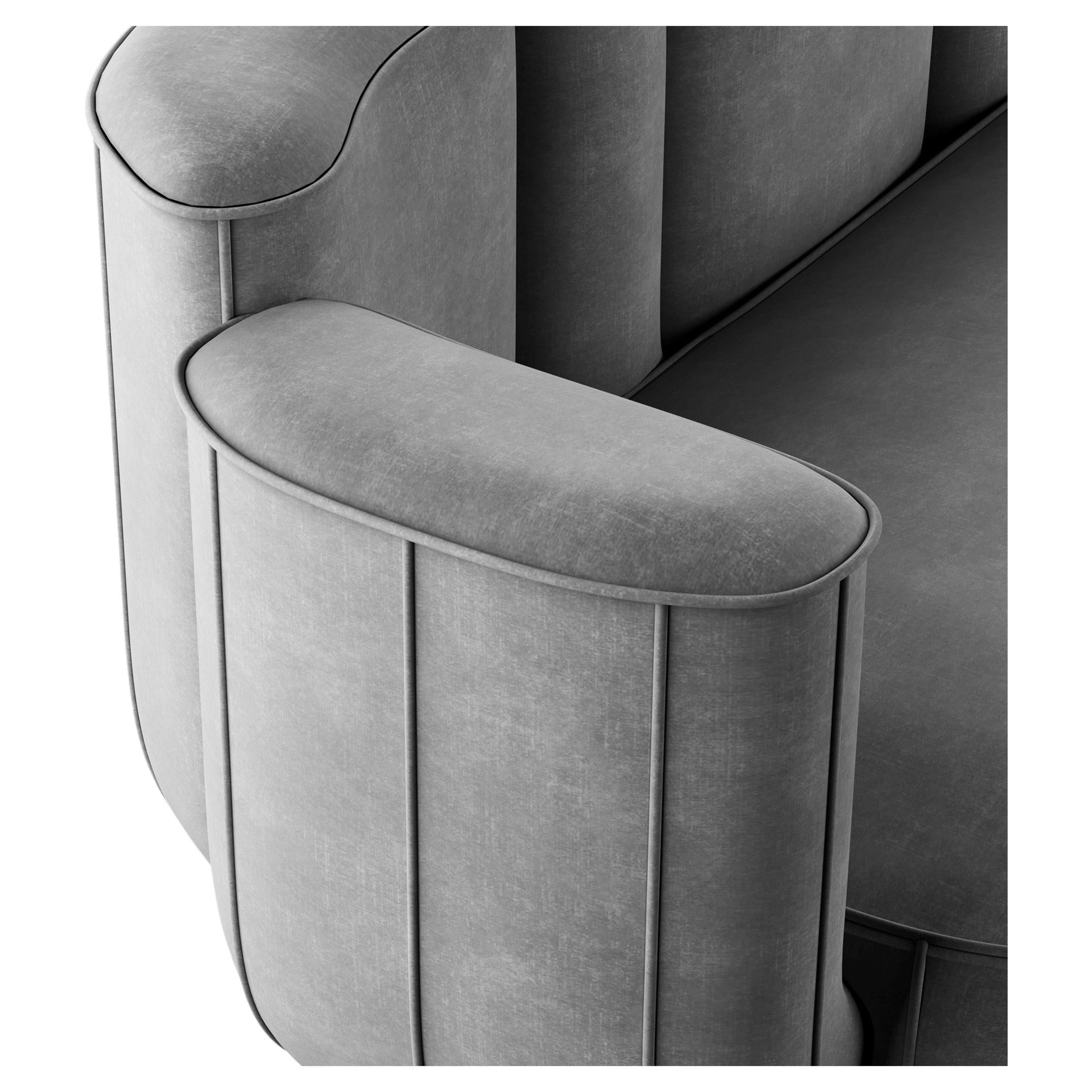 Das Sofa Ajui ist ein modernes, abgerundetes Sofa, das eine kunstvolle Interpretation der Kaktusform mit dem Komfort eines Luxussofas verbindet. Er ist mit Samt gepolstert, Struktur und Sockel sind aus poliertem Messing. Die perfekte Wahl für die