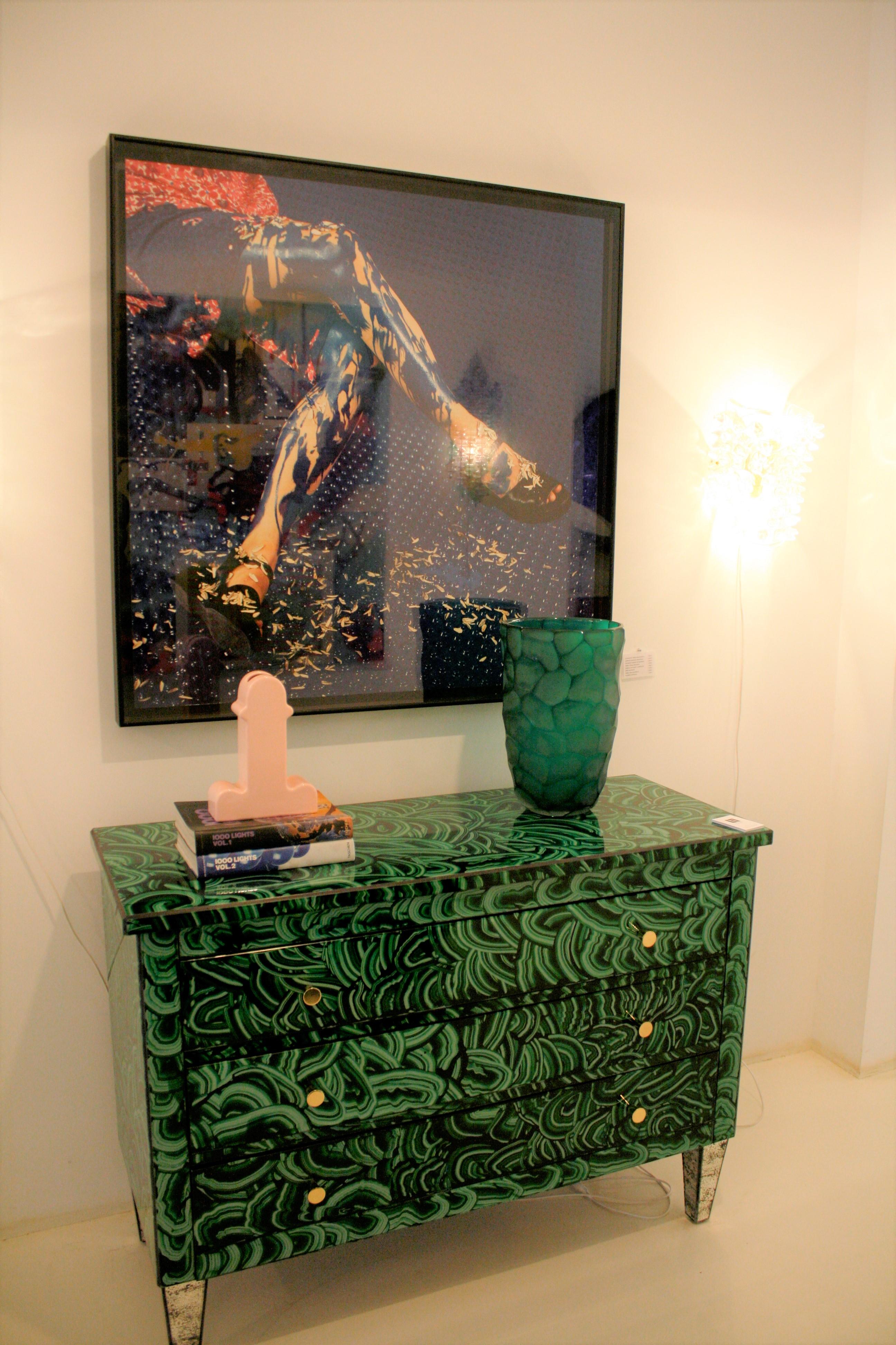 Commode italienne en verre coloré vert-malachite de style The Moderns en vente 8