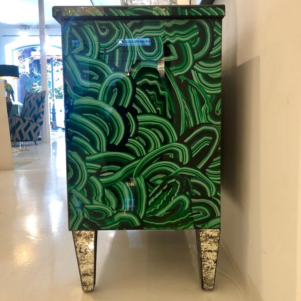 Commode italienne en verre coloré vert-malachite de style The Moderns en vente 2