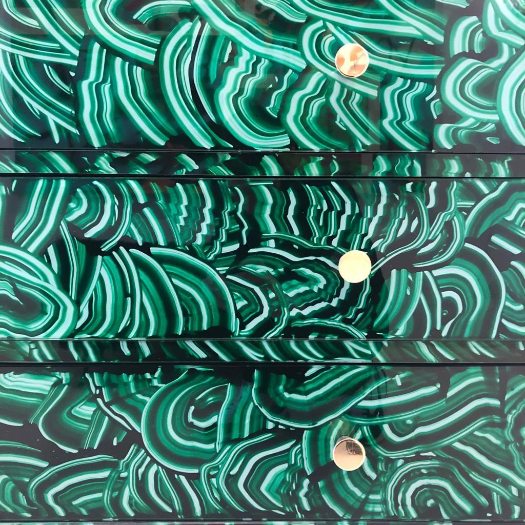Commode italienne en verre coloré vert-malachite de style The Moderns en vente 3
