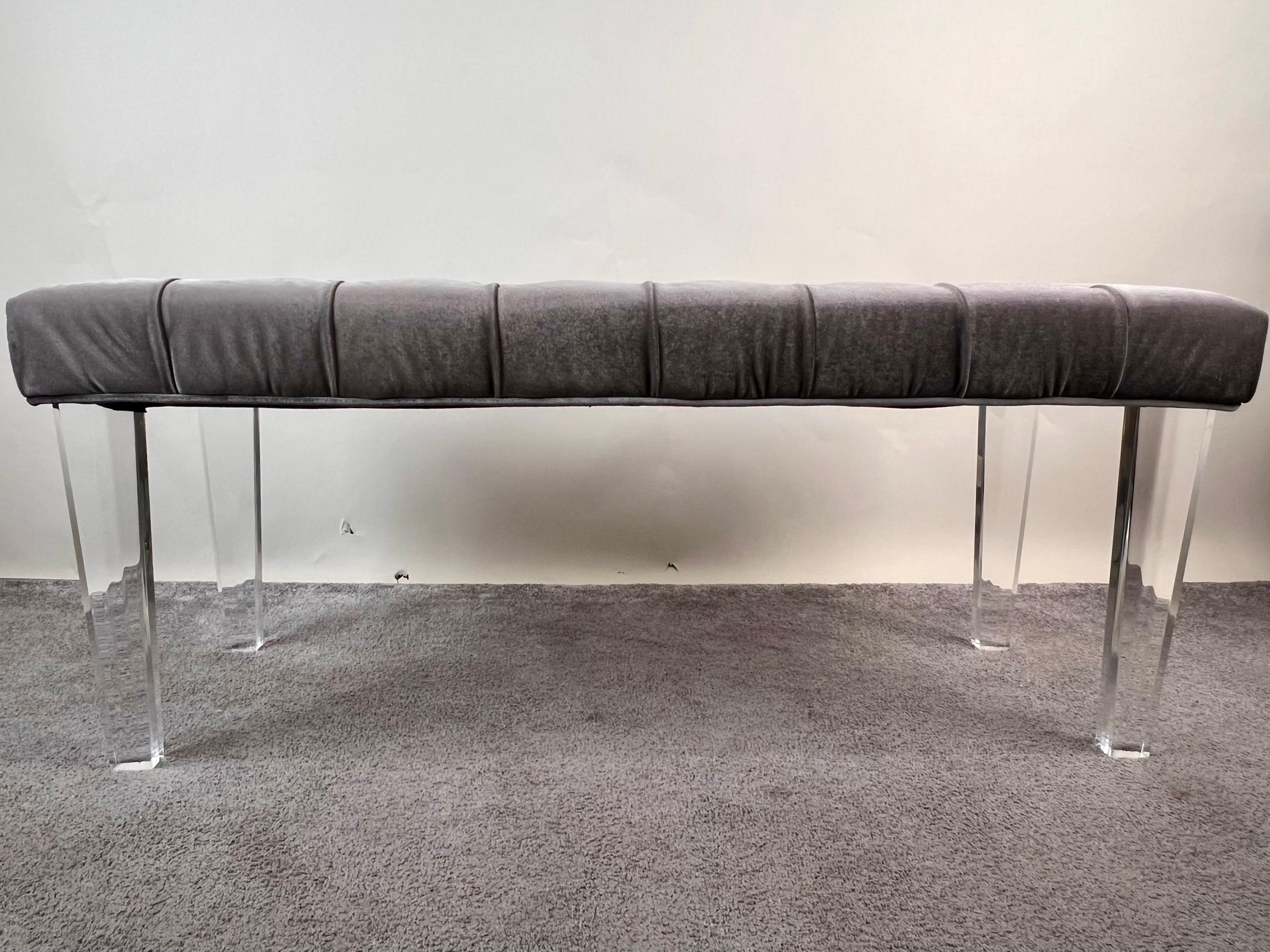 Questa panca di classe in stile Mid-Century Modern emana un'eleganza raffinata, mescolando senza soluzione di continuità un'imbottitura classica con inserti e un tocco contemporaneo. La sua seduta, generosamente imbottita, è adornata da un sontuoso