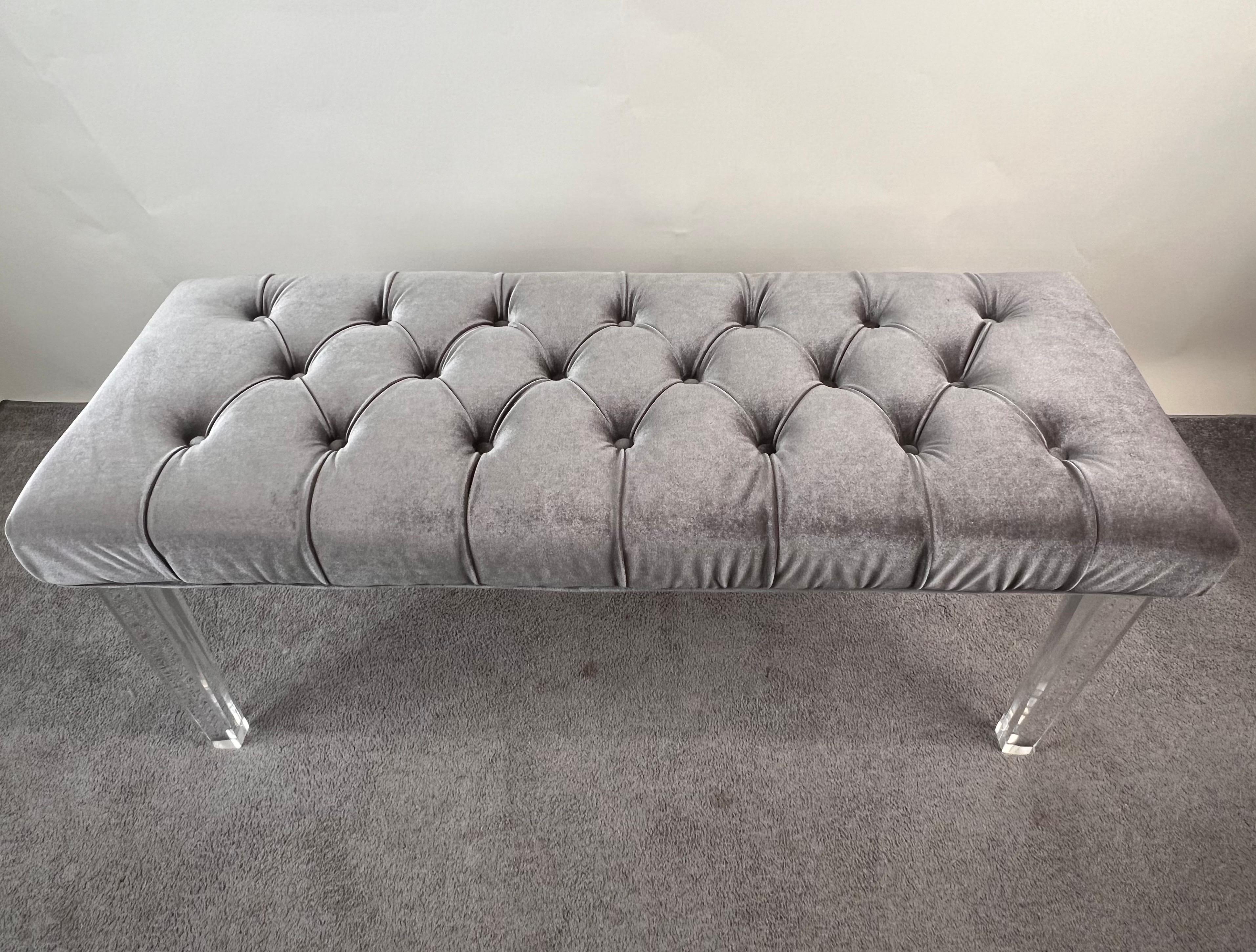 Mid-Century moderno Metà del secolo moderno in stile grigio con tappezzeria in velluto e gambe in lucite in vendita
