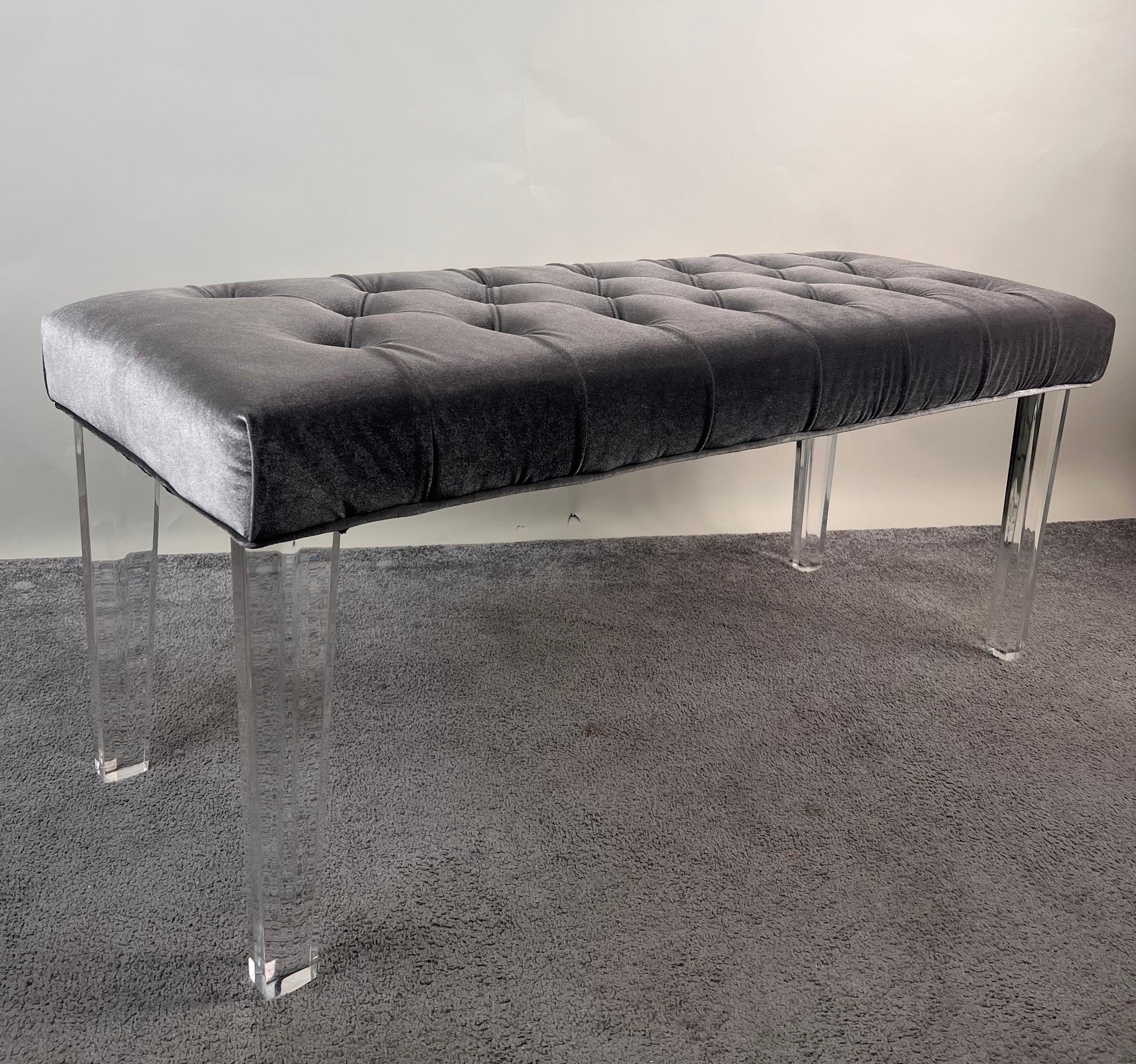 Metà del secolo moderno in stile grigio con tappezzeria in velluto e gambe in lucite In condizioni buone in vendita a Plainview, NY