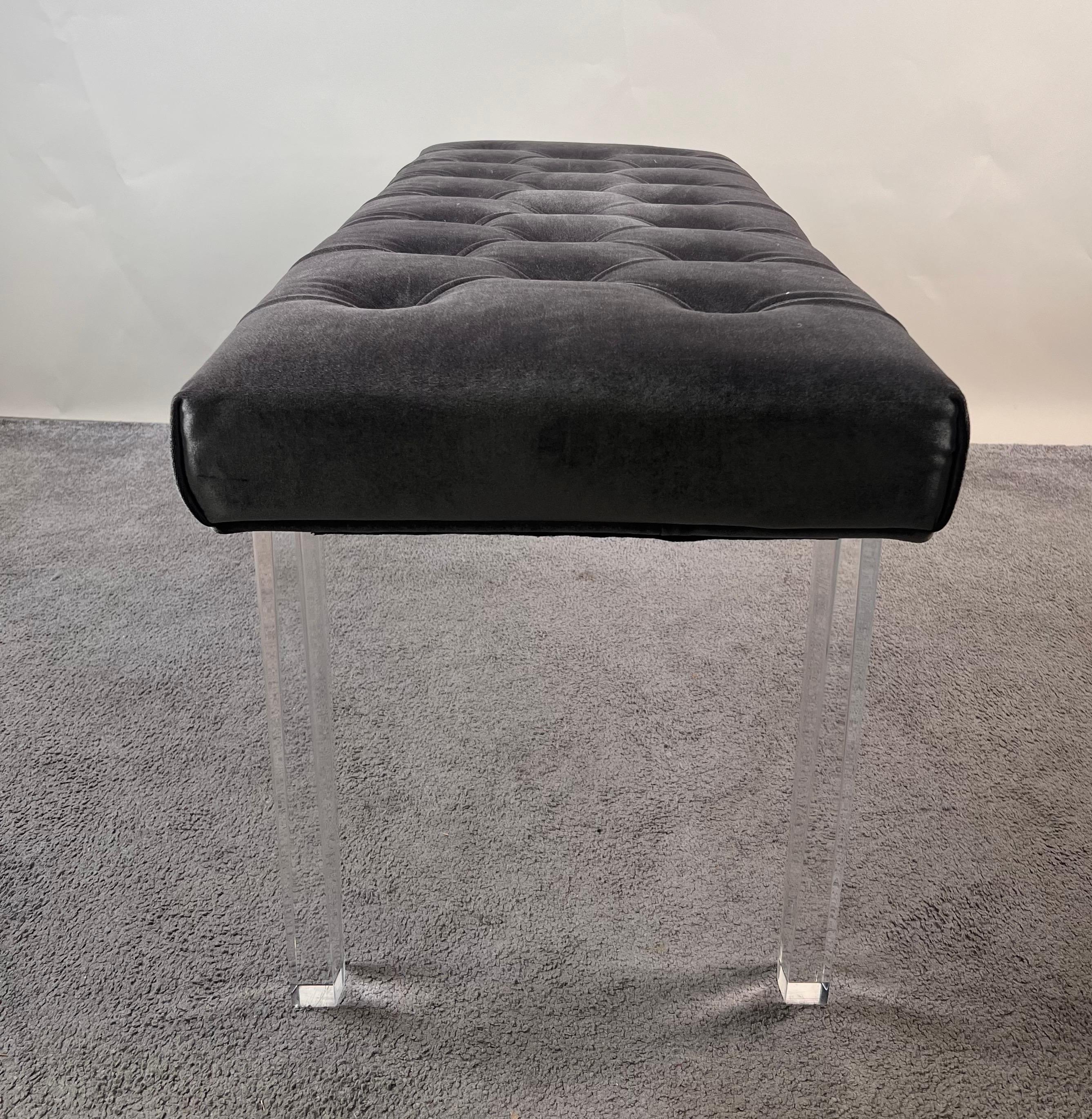 XX secolo Metà del secolo moderno in stile grigio con tappezzeria in velluto e gambe in lucite in vendita