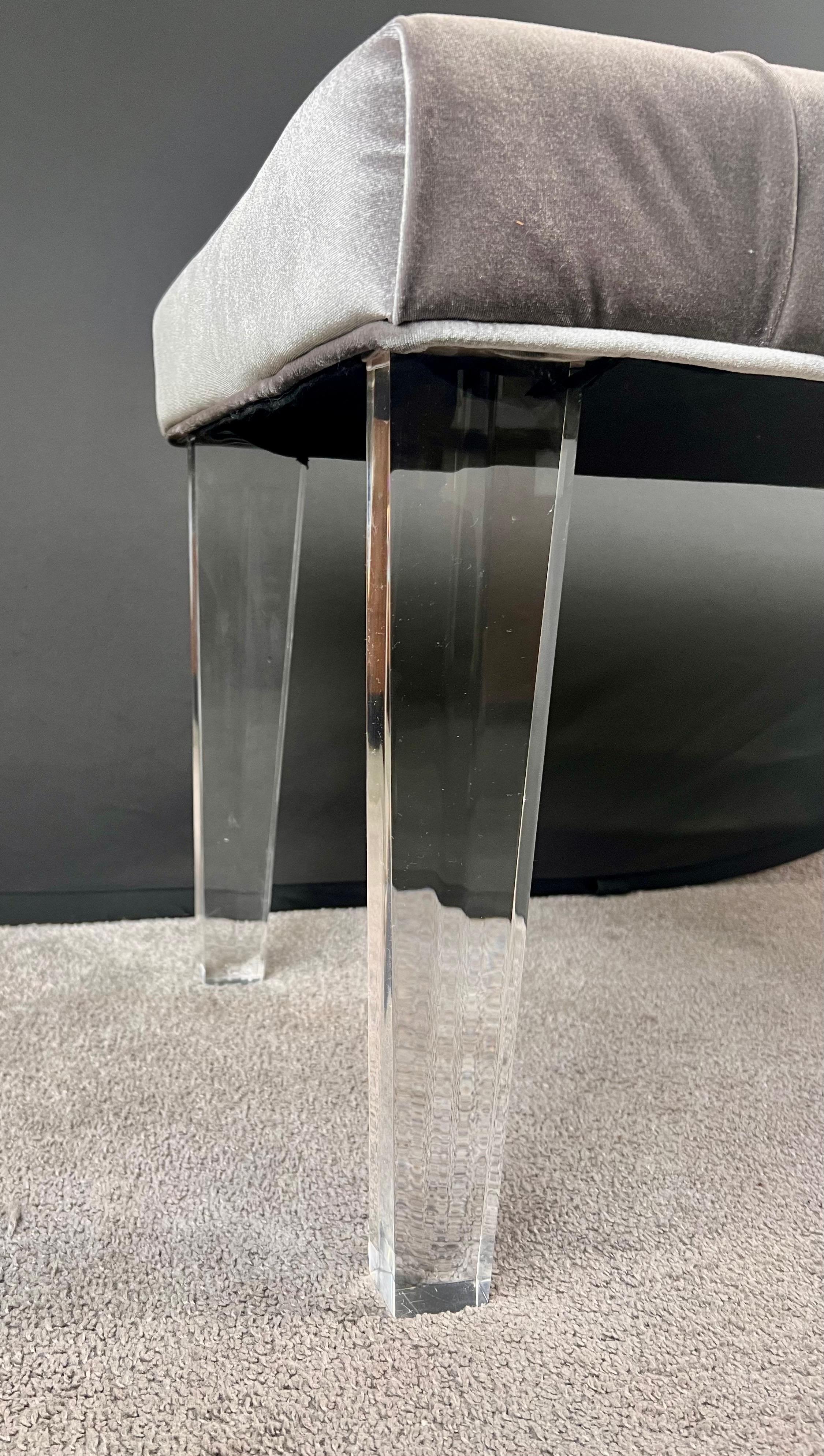 Metà del secolo moderno in stile grigio con tappezzeria in velluto e gambe in lucite in vendita 1