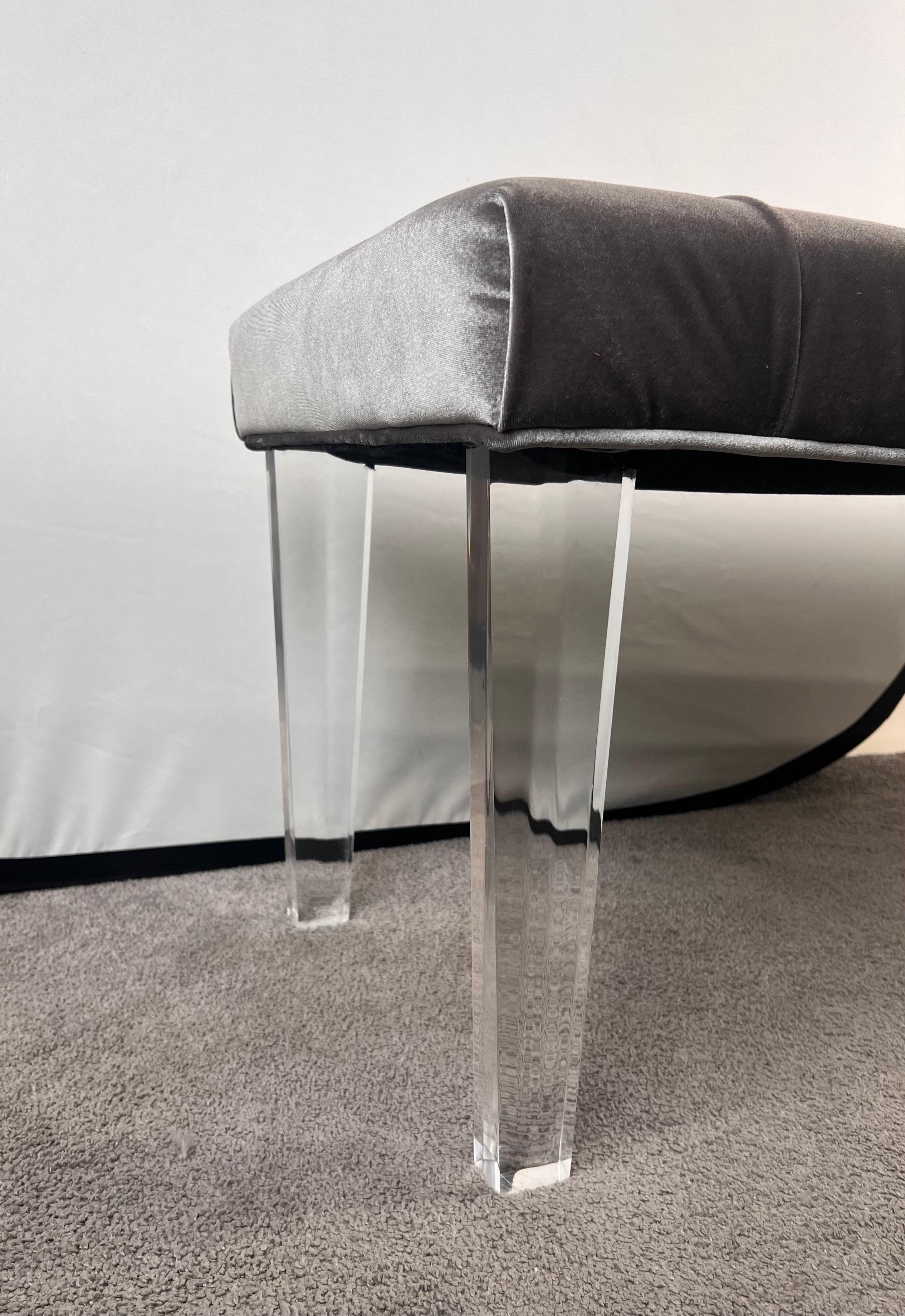 Metà del secolo moderno in stile grigio con tappezzeria in velluto e gambe in lucite in vendita 2
