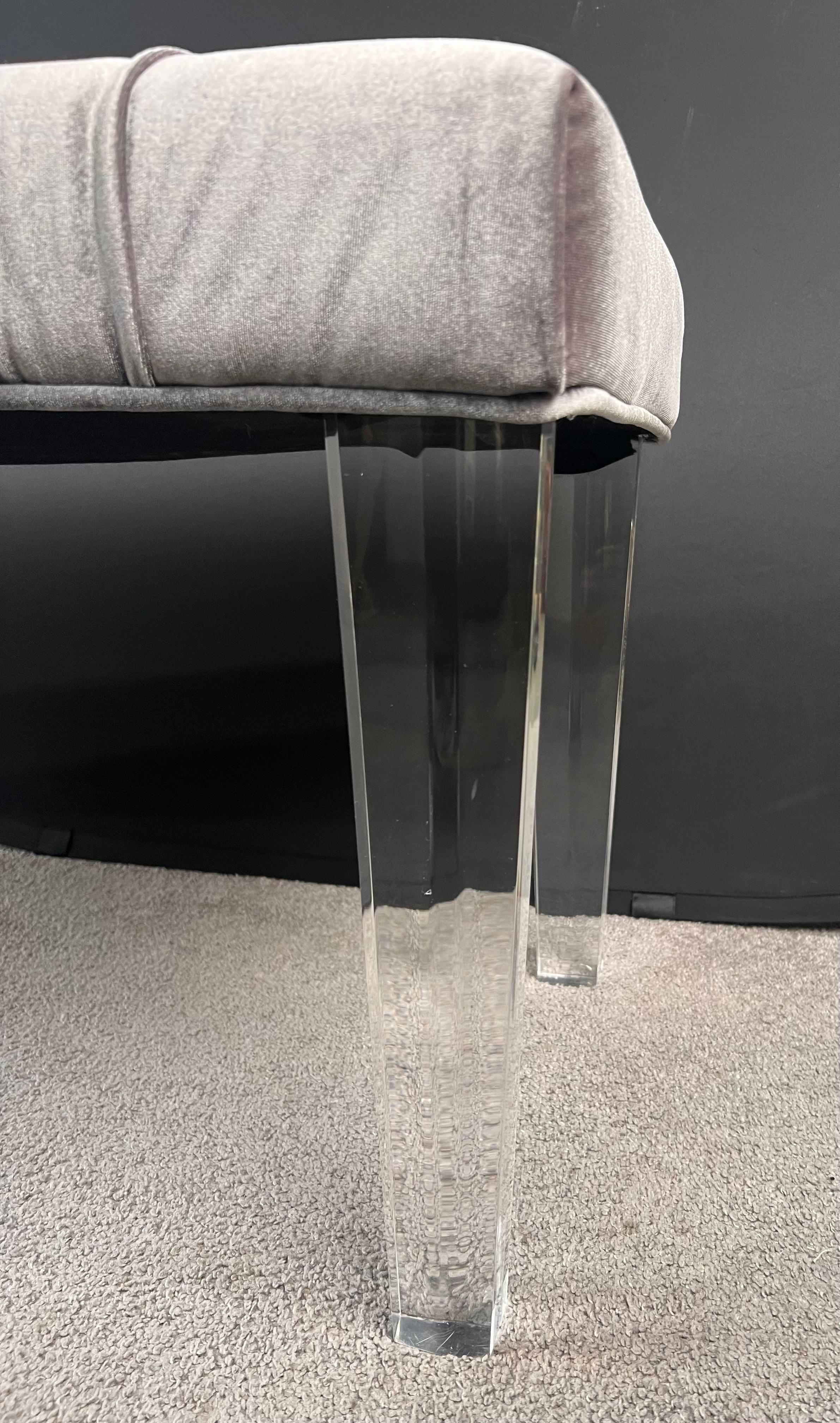 Metà del secolo moderno in stile grigio con tappezzeria in velluto e gambe in lucite in vendita 3