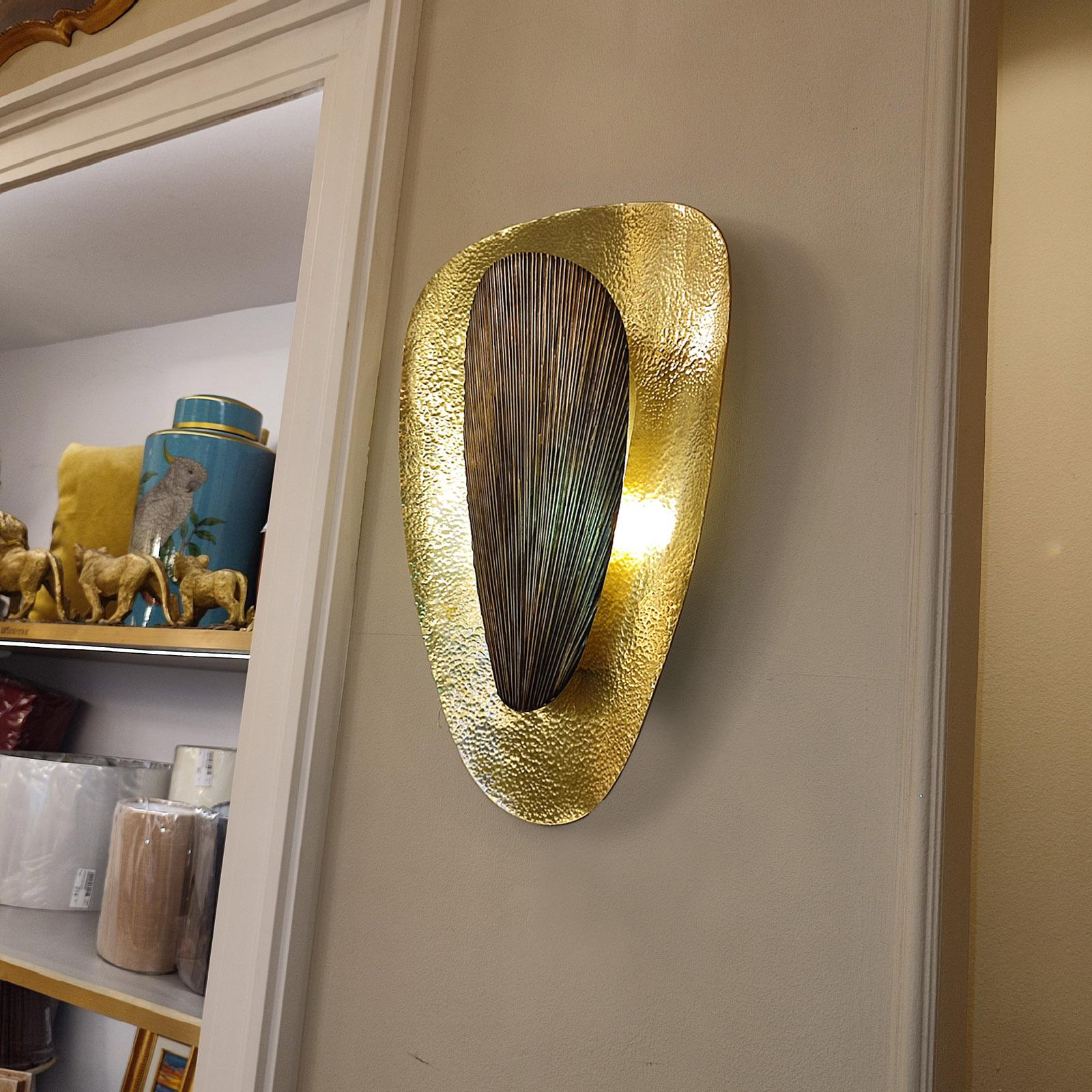 Mid-Century Modern Style Hammered Brass Wall Light In New Condition For Sale In Bochum, NRW