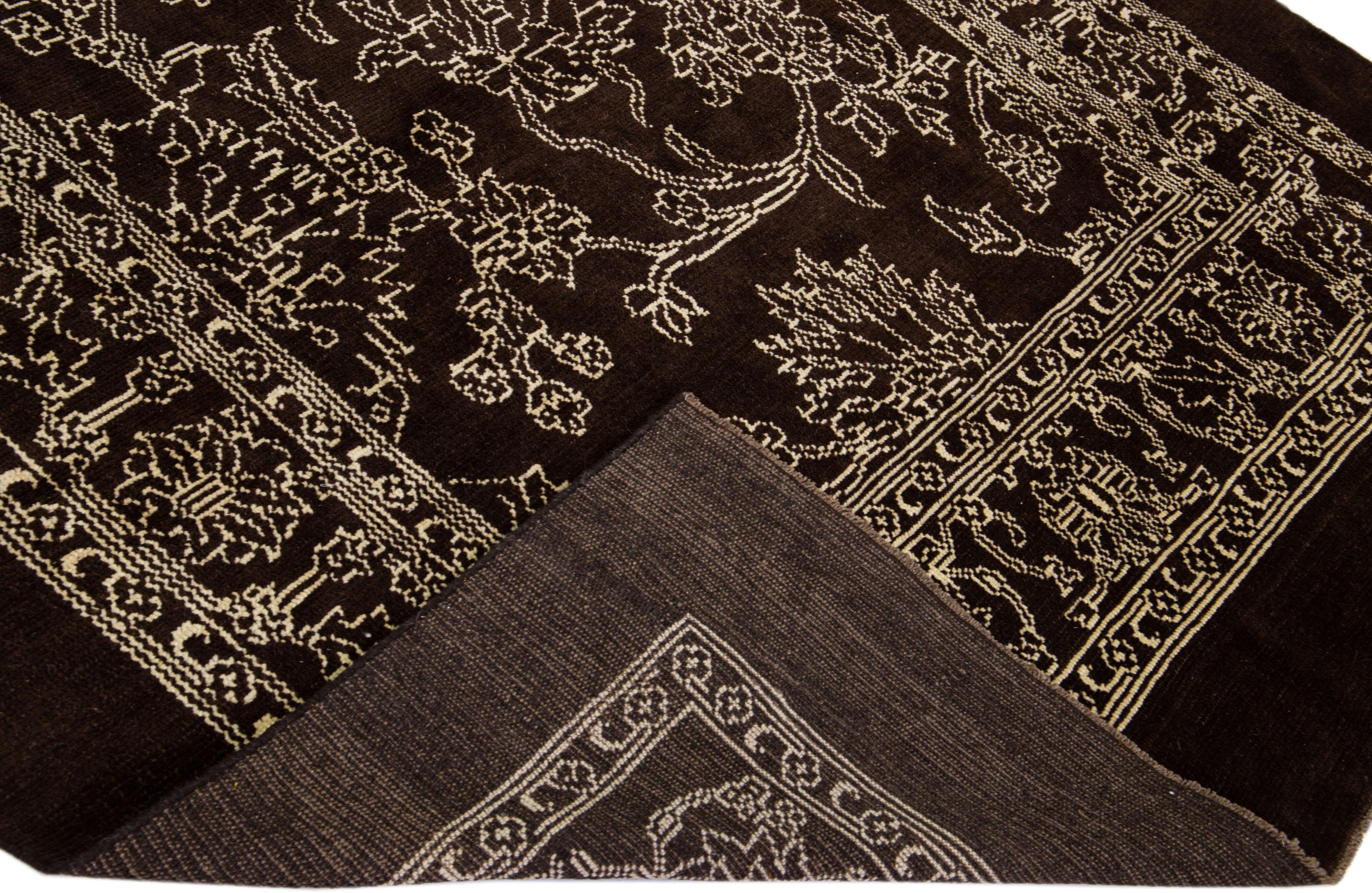 Magnifique tapis de style moderne du milieu du siècle Inspiré par des artisans régionaux du 19e siècle, ce tapis incarne un style classique, transitionnel et moderne. Ce tapis en laine fabriqué à la main fait partie de notre collection Northwest et