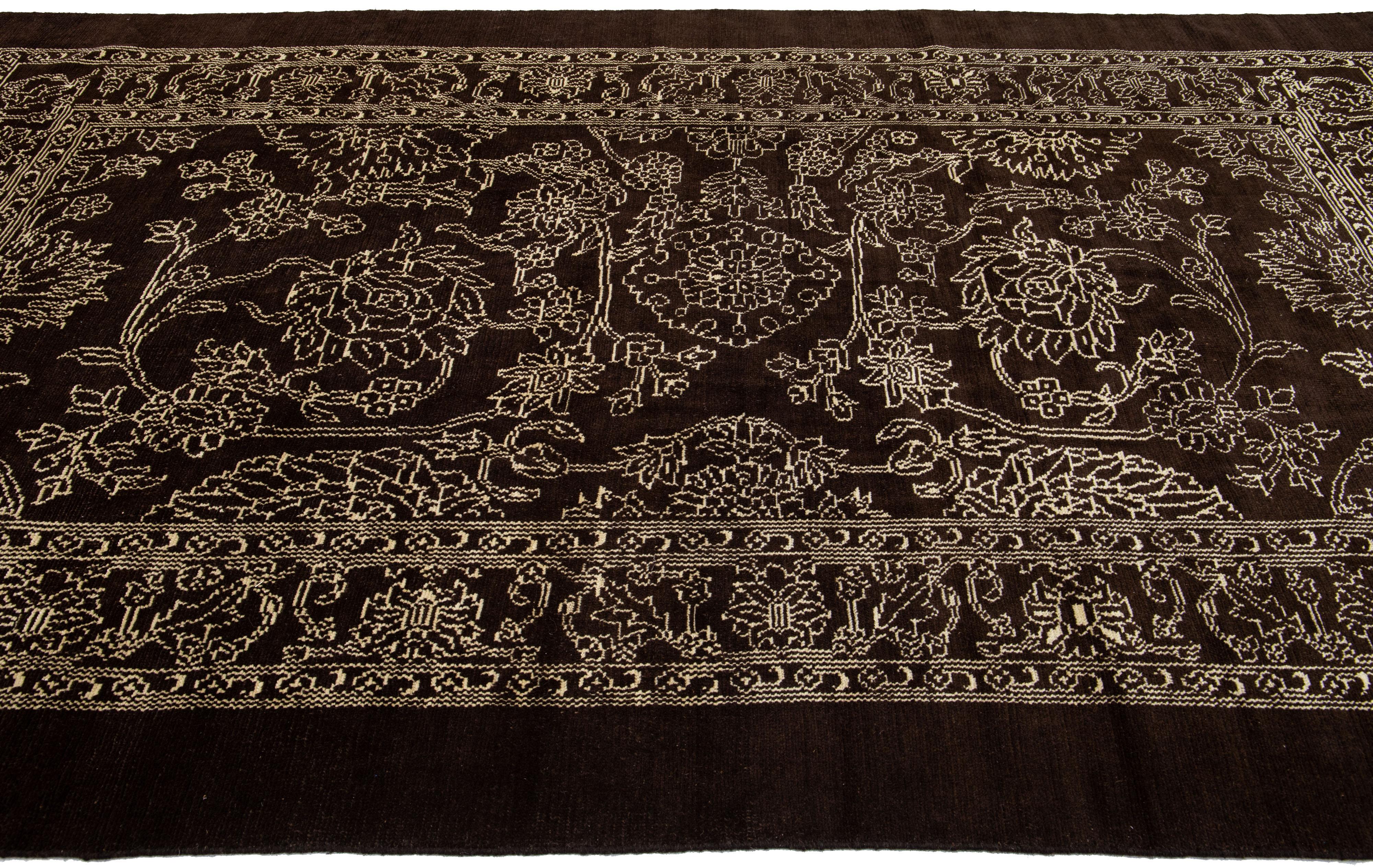 Noué à la main Tapis en laine marron à motif allover, style moderne du milieu du siècle, fait à la main par Apadana en vente