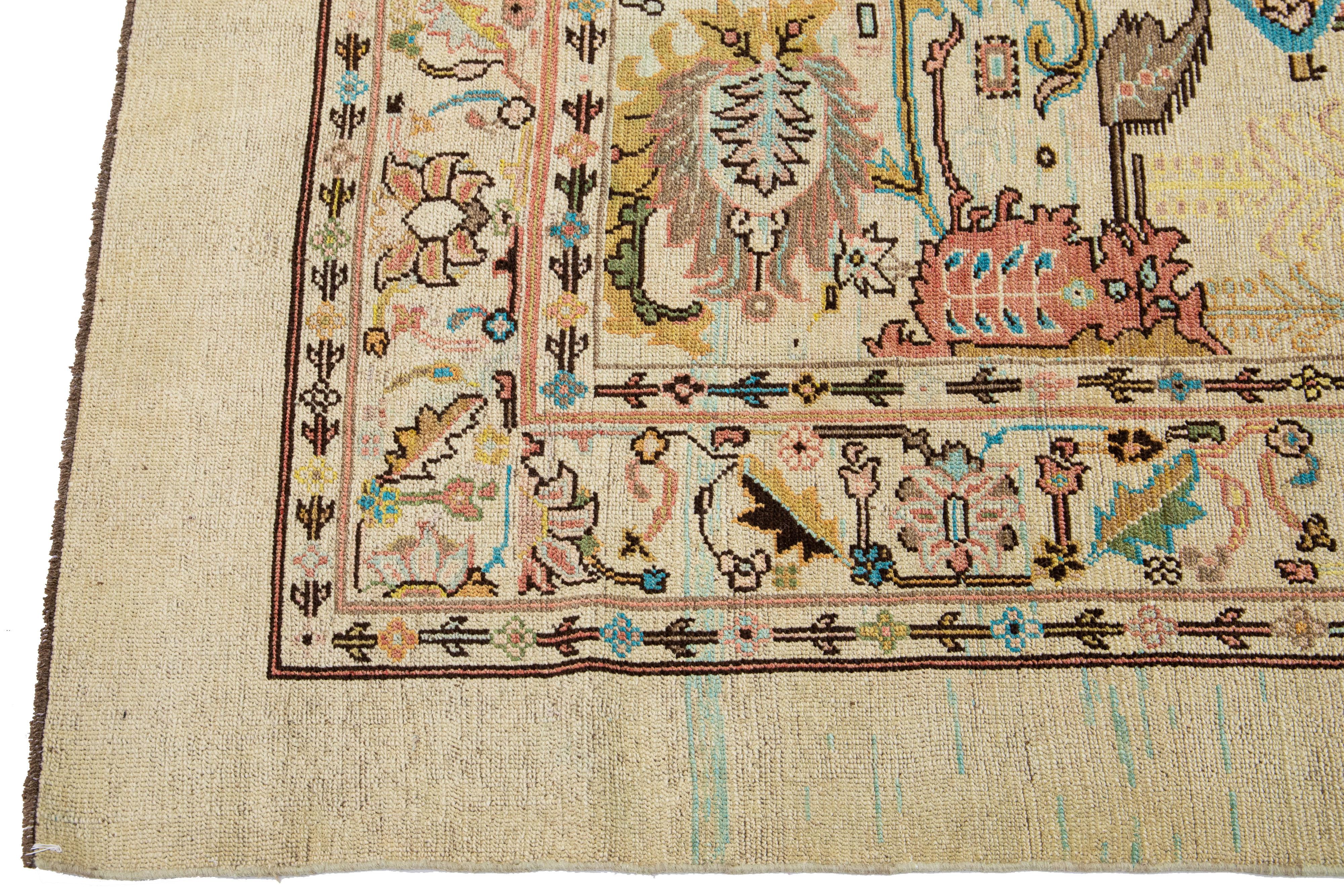 Afghan Tapis en laine beige à motifs floraux, style moderne du milieu du siècle, fait à la main par Apadana en vente