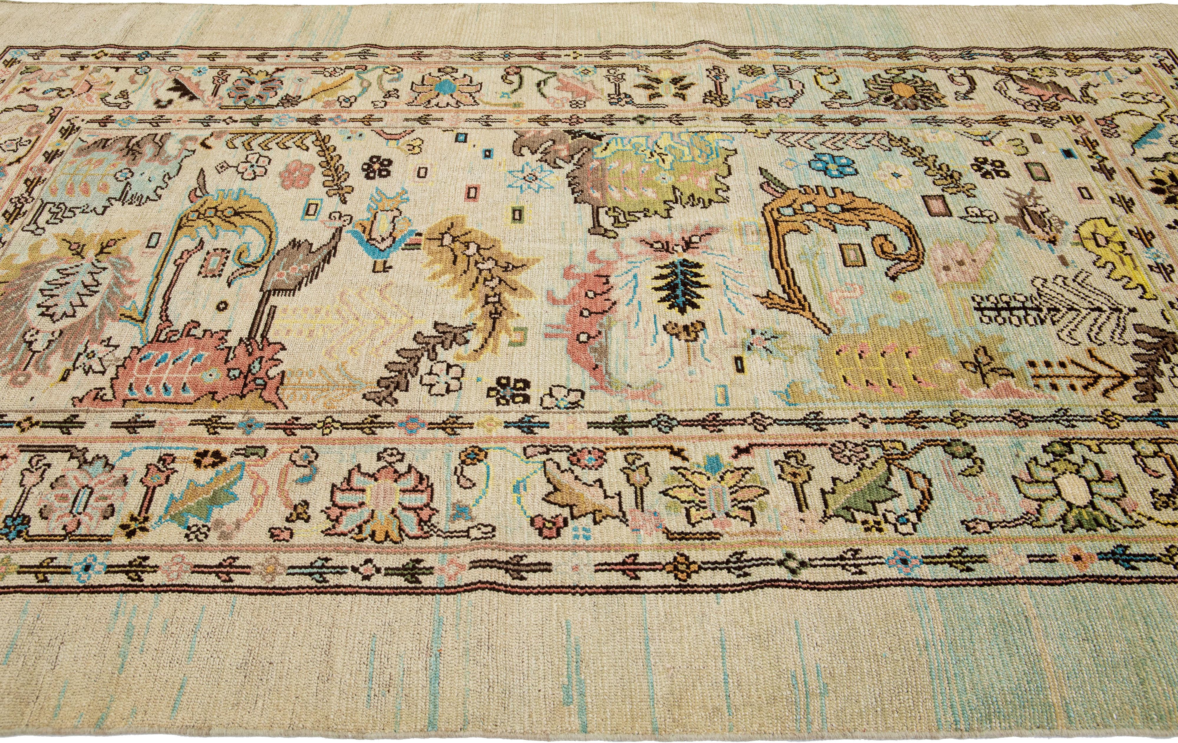 Noué à la main Tapis en laine beige à motifs floraux, style moderne du milieu du siècle, fait à la main par Apadana en vente