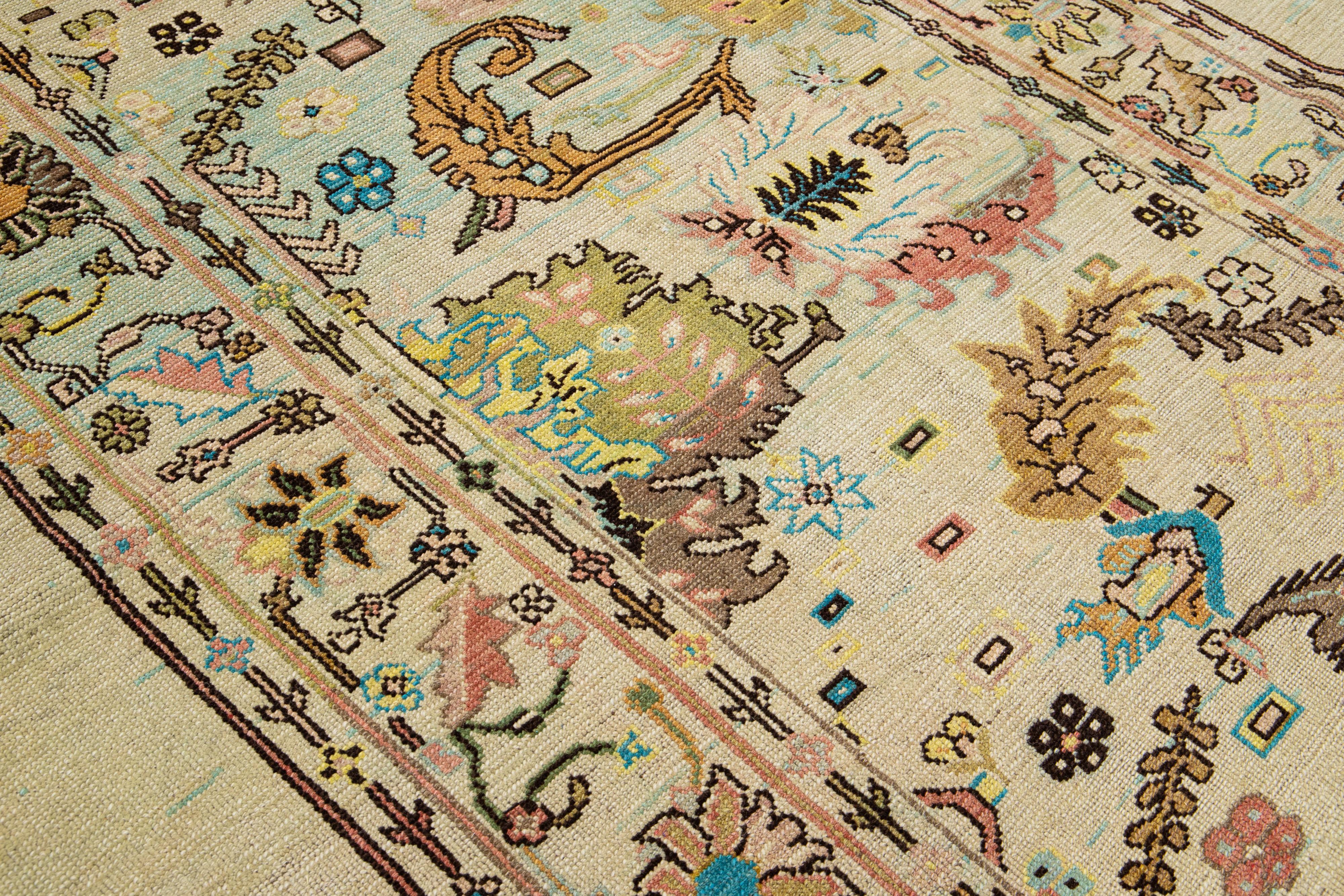 XXIe siècle et contemporain Tapis en laine beige à motifs floraux, style moderne du milieu du siècle, fait à la main par Apadana en vente