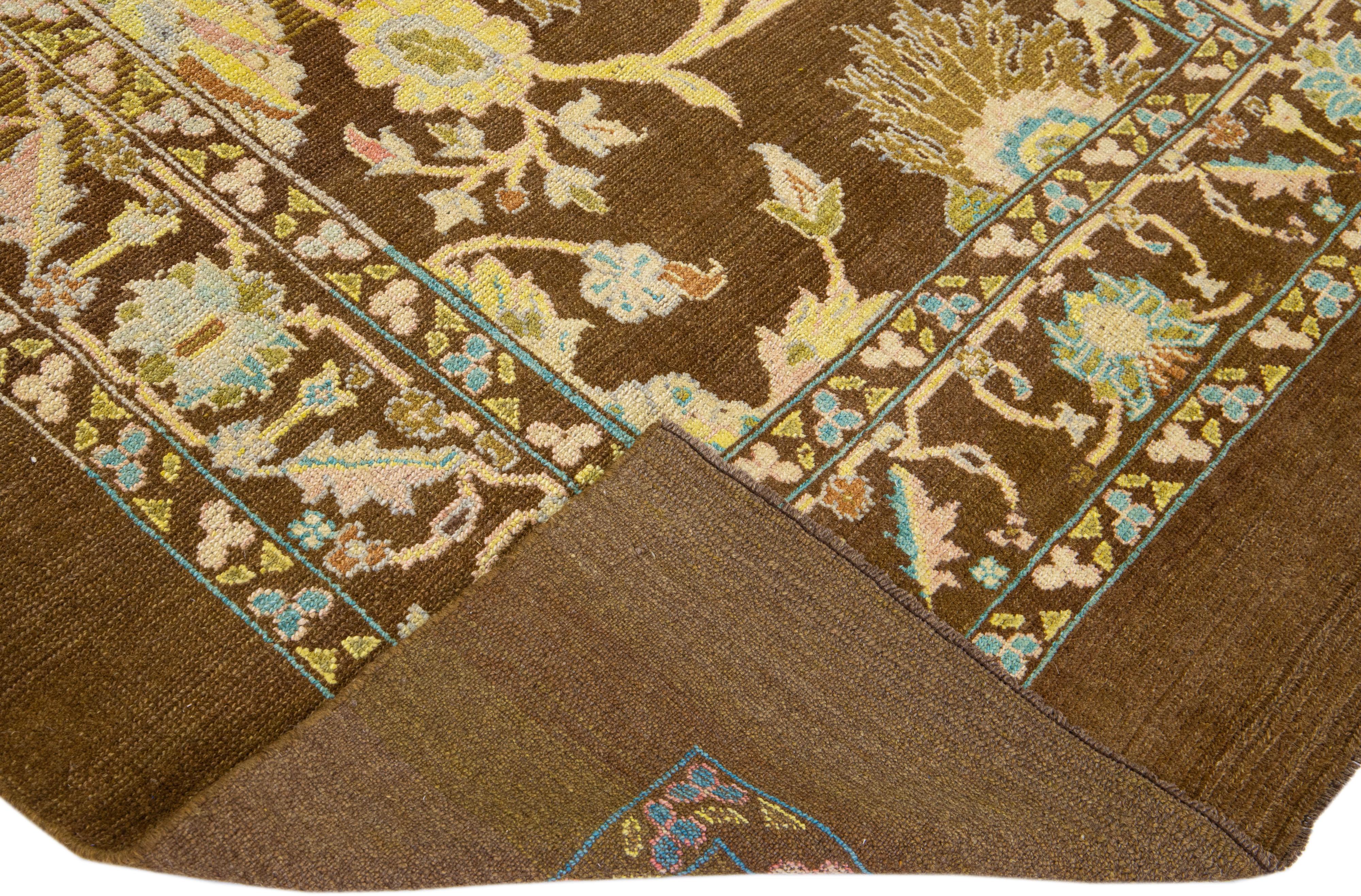 Magnifique tapis de style moderne du milieu du siècle Inspiré par des artisans régionaux du 19e siècle, ce tapis incarne un style classique et transitoire et un style moderne. Ce tapis en laine fabriqué à la main fait partie de notre collection