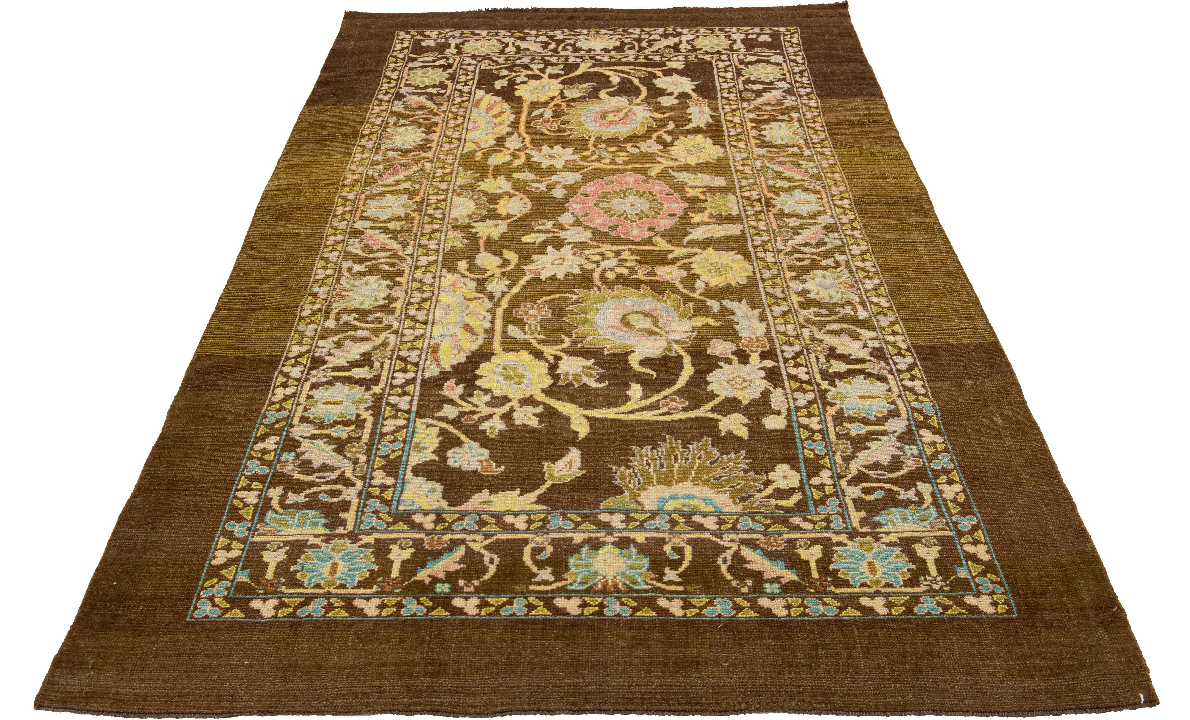 Mid-Century Modern Tapis en laine multicolore à motifs floraux fait à la main de style moderne du milieu du siècle dernier par Apadana en vente