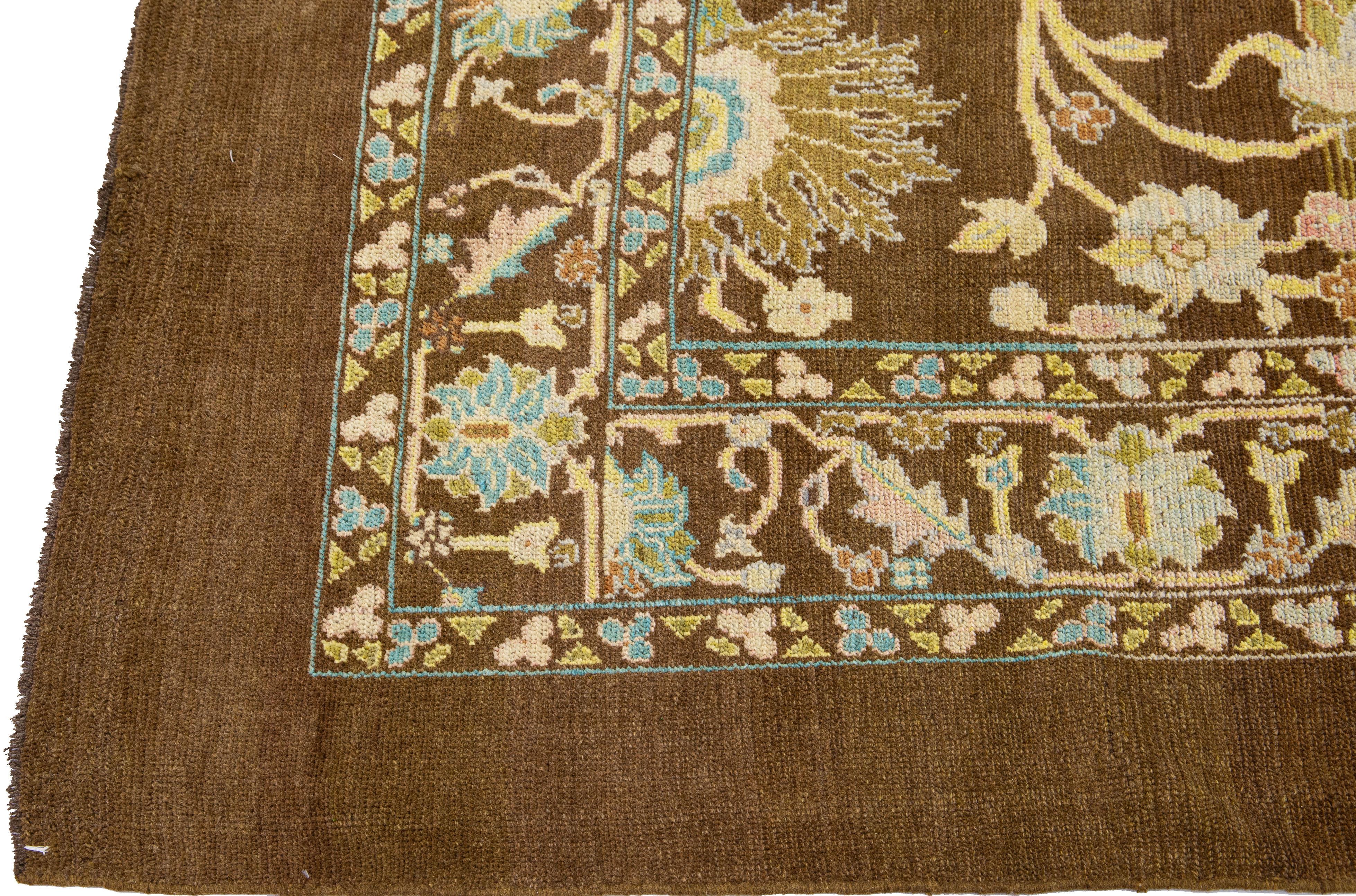 Afghan Tapis en laine multicolore à motifs floraux fait à la main de style moderne du milieu du siècle dernier par Apadana en vente