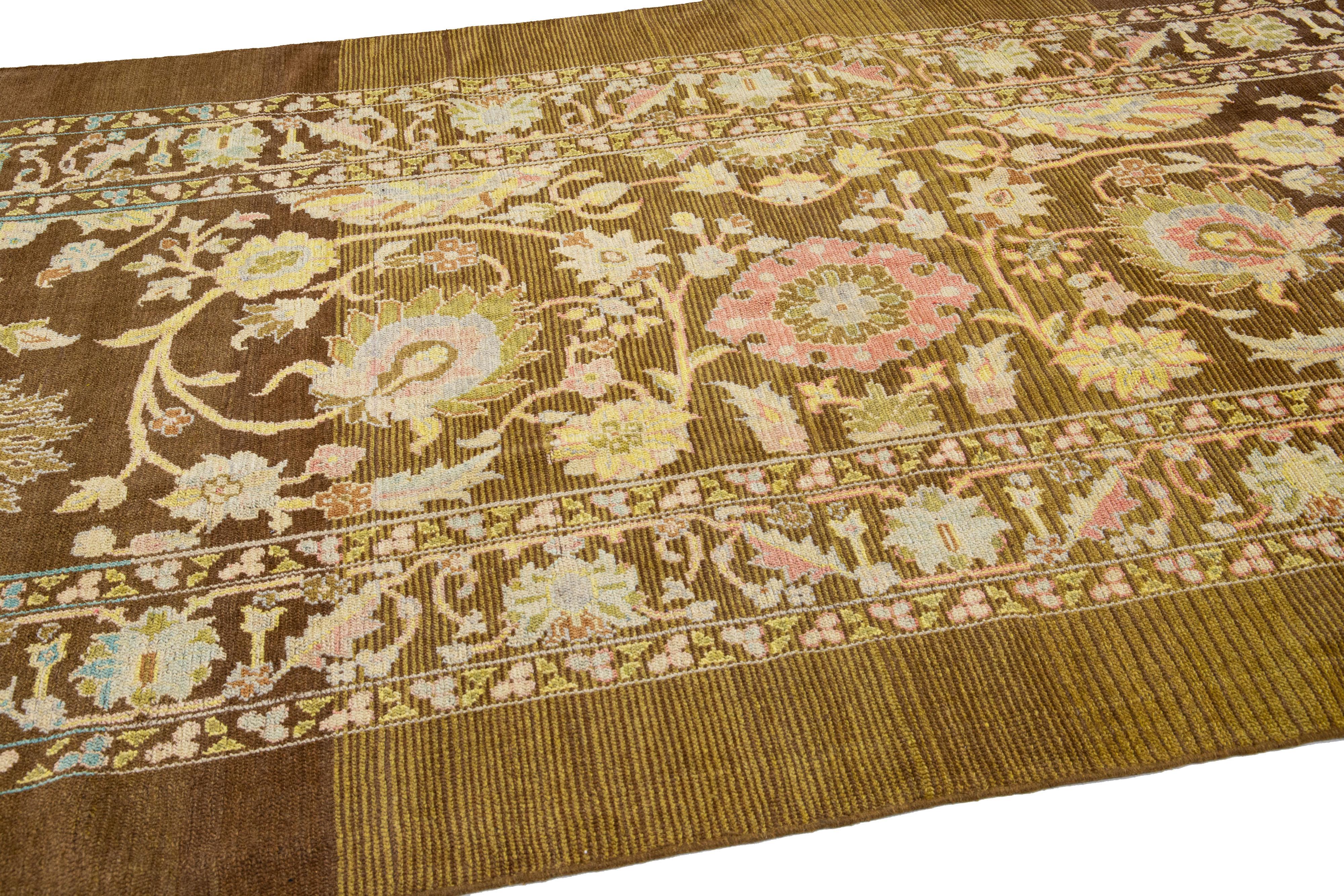 Noué à la main Tapis en laine multicolore à motifs floraux fait à la main de style moderne du milieu du siècle dernier par Apadana en vente