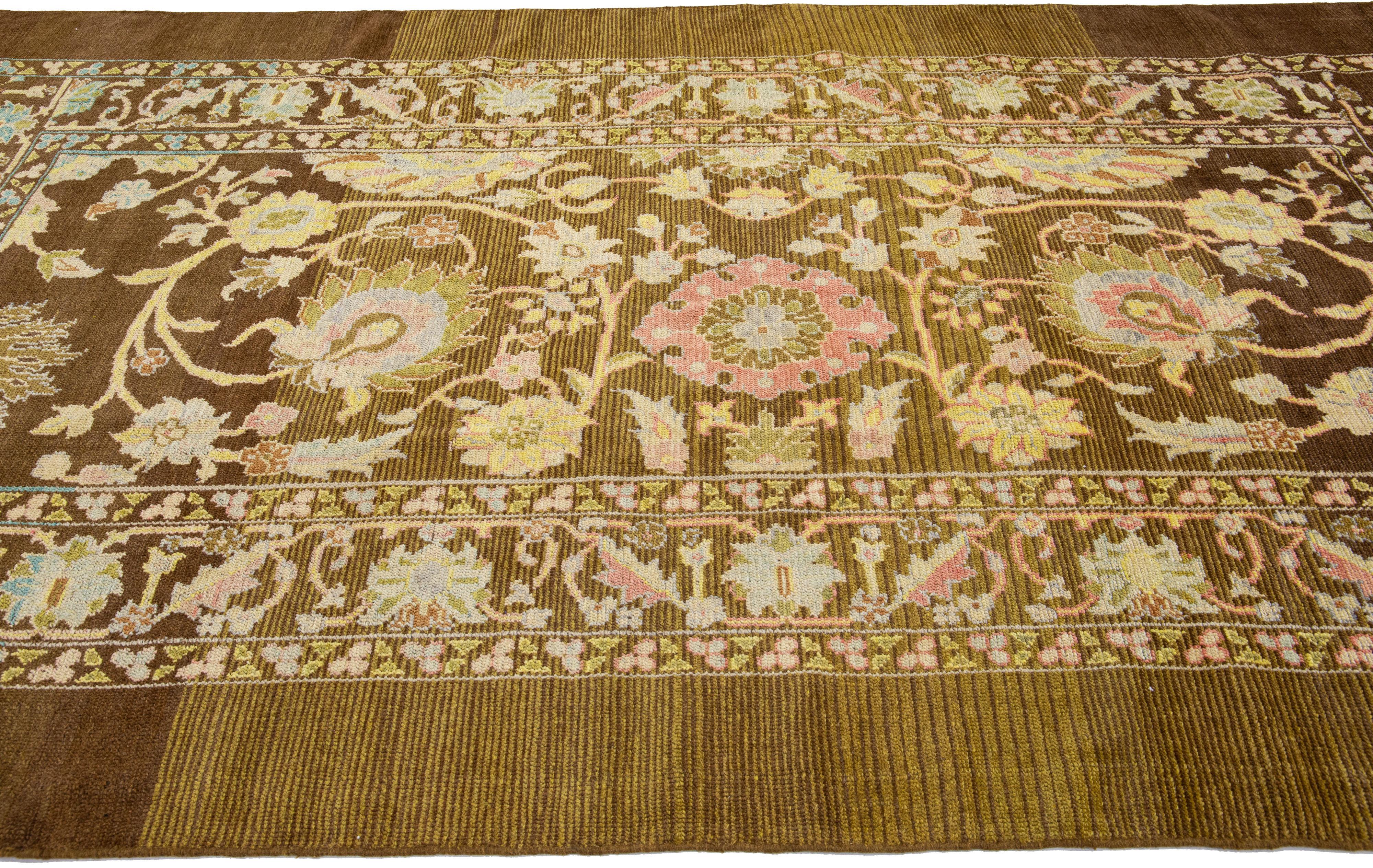 Tapis en laine multicolore à motifs floraux fait à la main de style moderne du milieu du siècle dernier par Apadana Neuf - En vente à Norwalk, CT