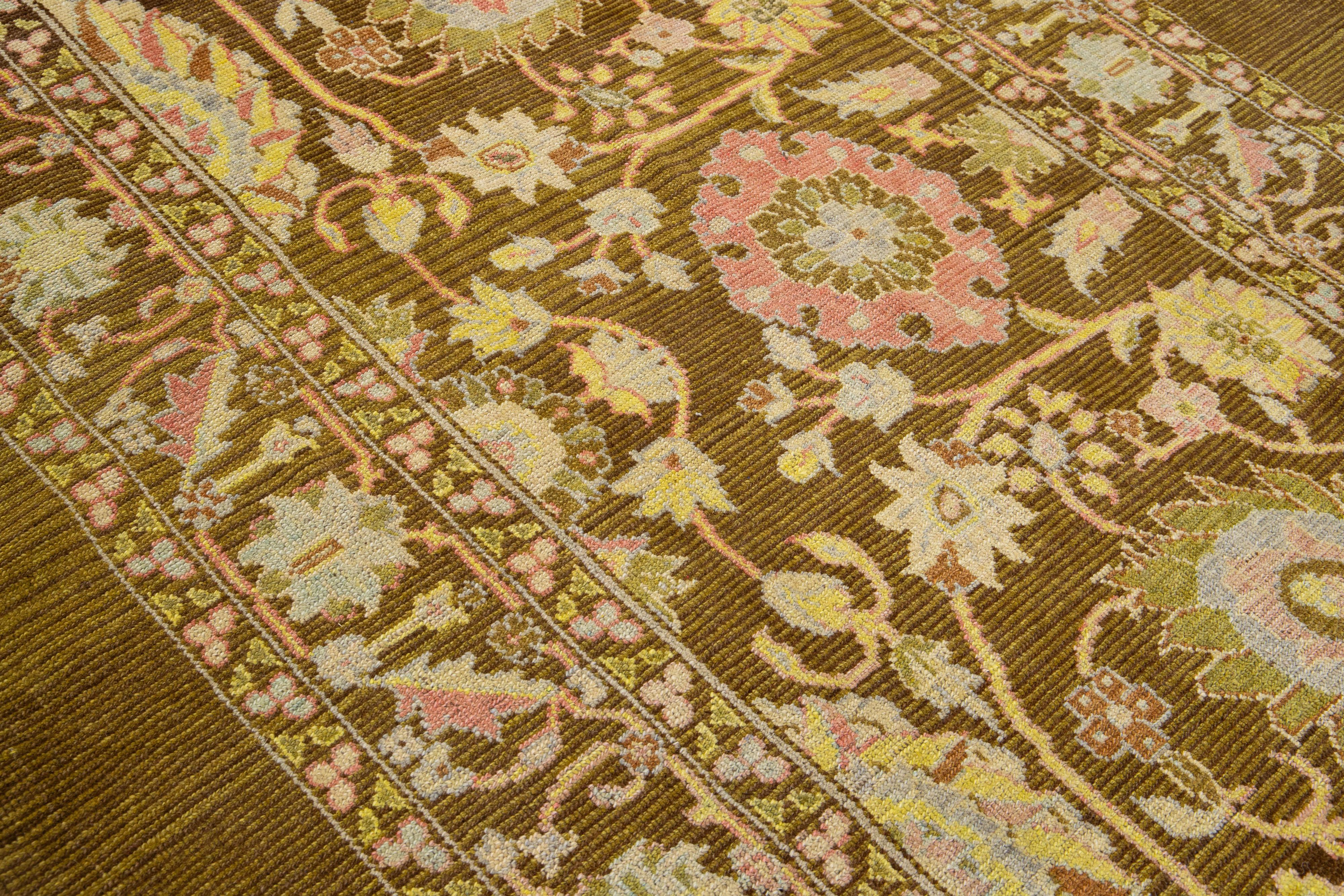 XXIe siècle et contemporain Tapis en laine multicolore à motifs floraux fait à la main de style moderne du milieu du siècle dernier par Apadana en vente