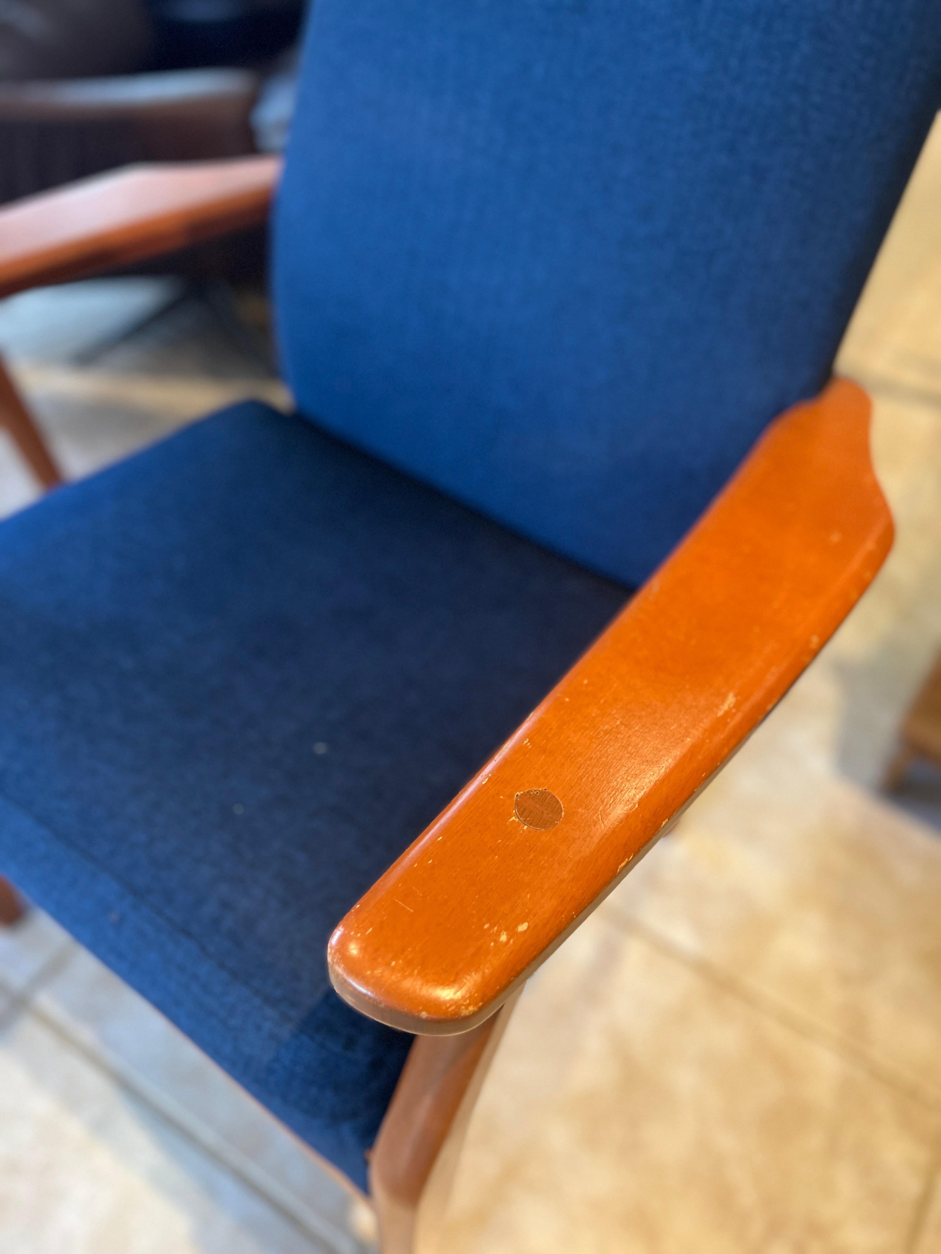 Chaises à dossier haut de style moderne du milieu du siècle de Parker Knoll, datant de 1981. Il est doté d'une structure en bois dur vintage et d'un siège ergonomique à haut dossier sculpté. La simplicité moderne rencontre le style intemporel.