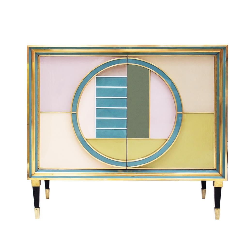 Credenza italiana di metà secolo in vetro colorato e ottone, anni '50

Elegante credenza italiana composta da due ante pieghevoli con un interno completamente rivestito in velluto grigio e dotato di un pratico ripiano in legno. Il pezzo è costruito