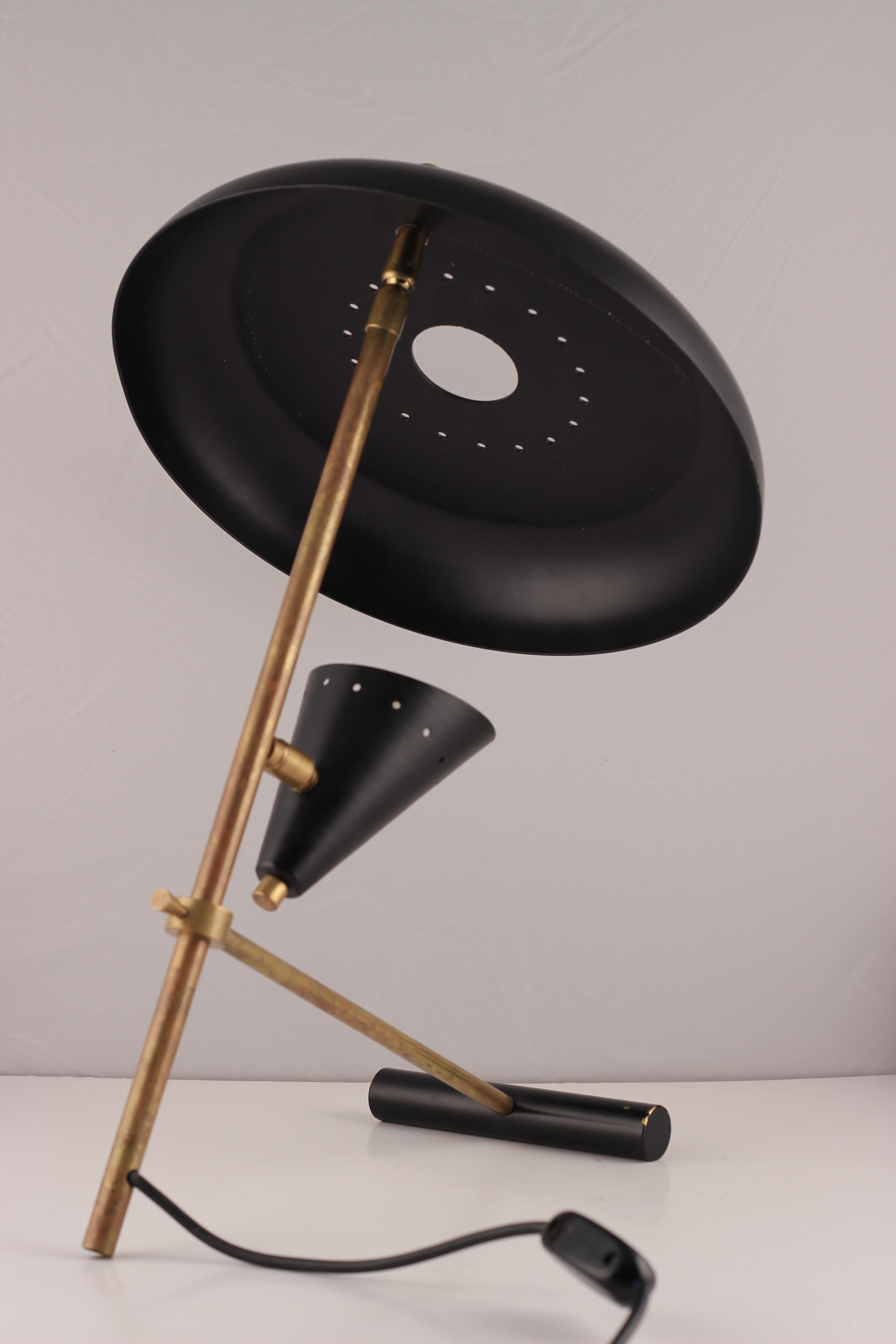Mid-Century Modern Style Italian Desk Light in Brass Inspired by Stilnovo  In Good Condition For Sale In London, GB