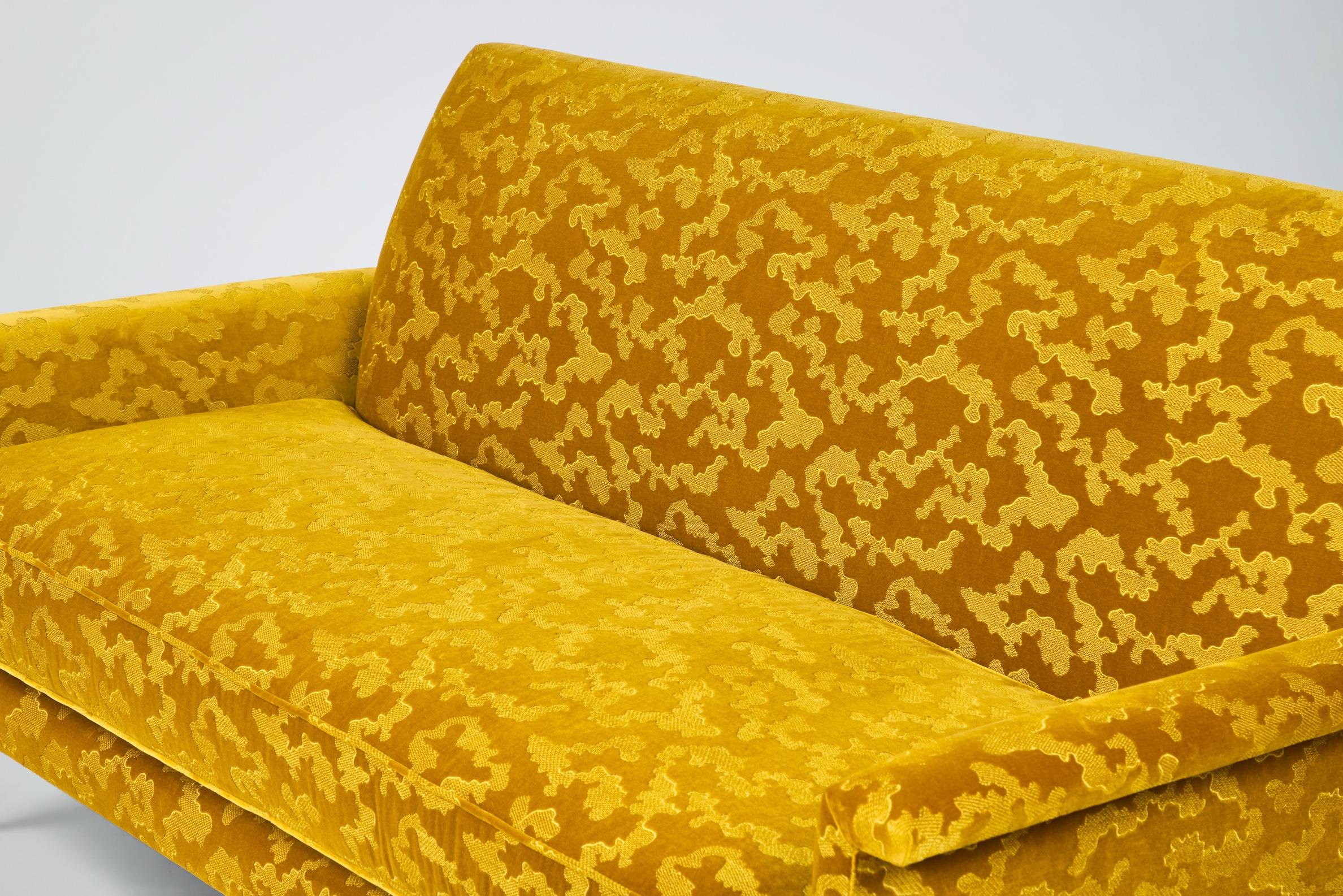Loveseat italiano Jolly de estilo moderno de mediados de siglo by Martin and Brockett en Nuevo estado para la venta en Los Angeles, CA