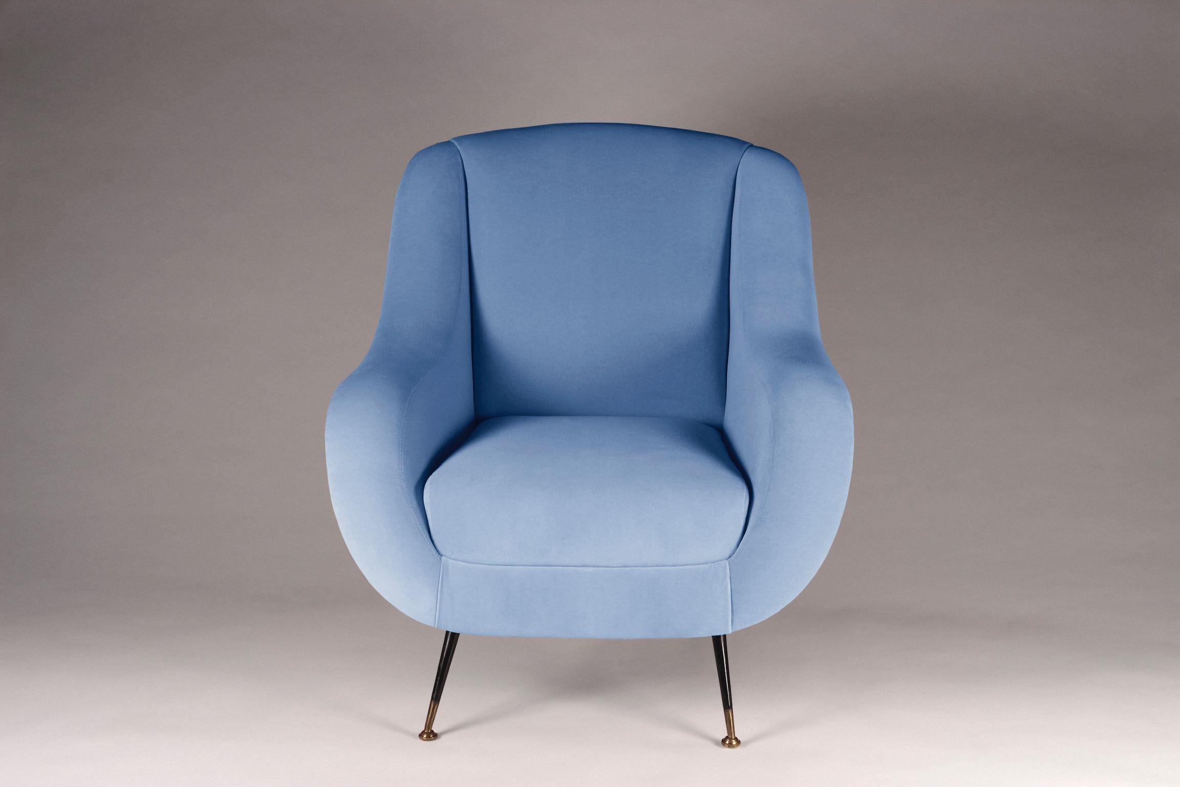 Britannique Fauteuil de salon italien de style mi-siècle moderne en velours bleu clair en vente
