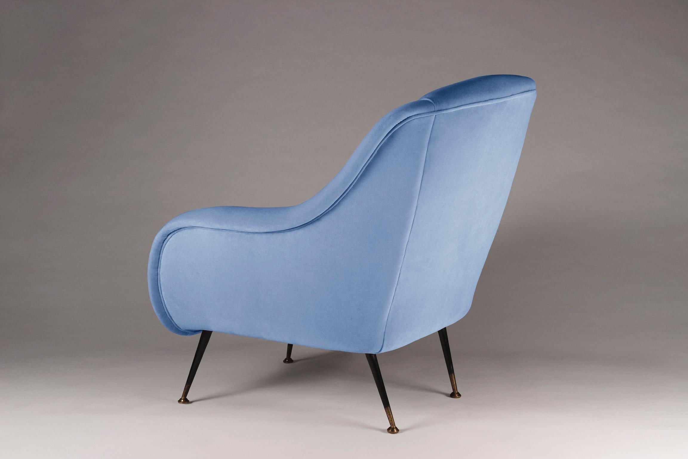 Fauteuil de salon italien de style mi-siècle moderne en velours bleu clair Neuf - En vente à London, GB