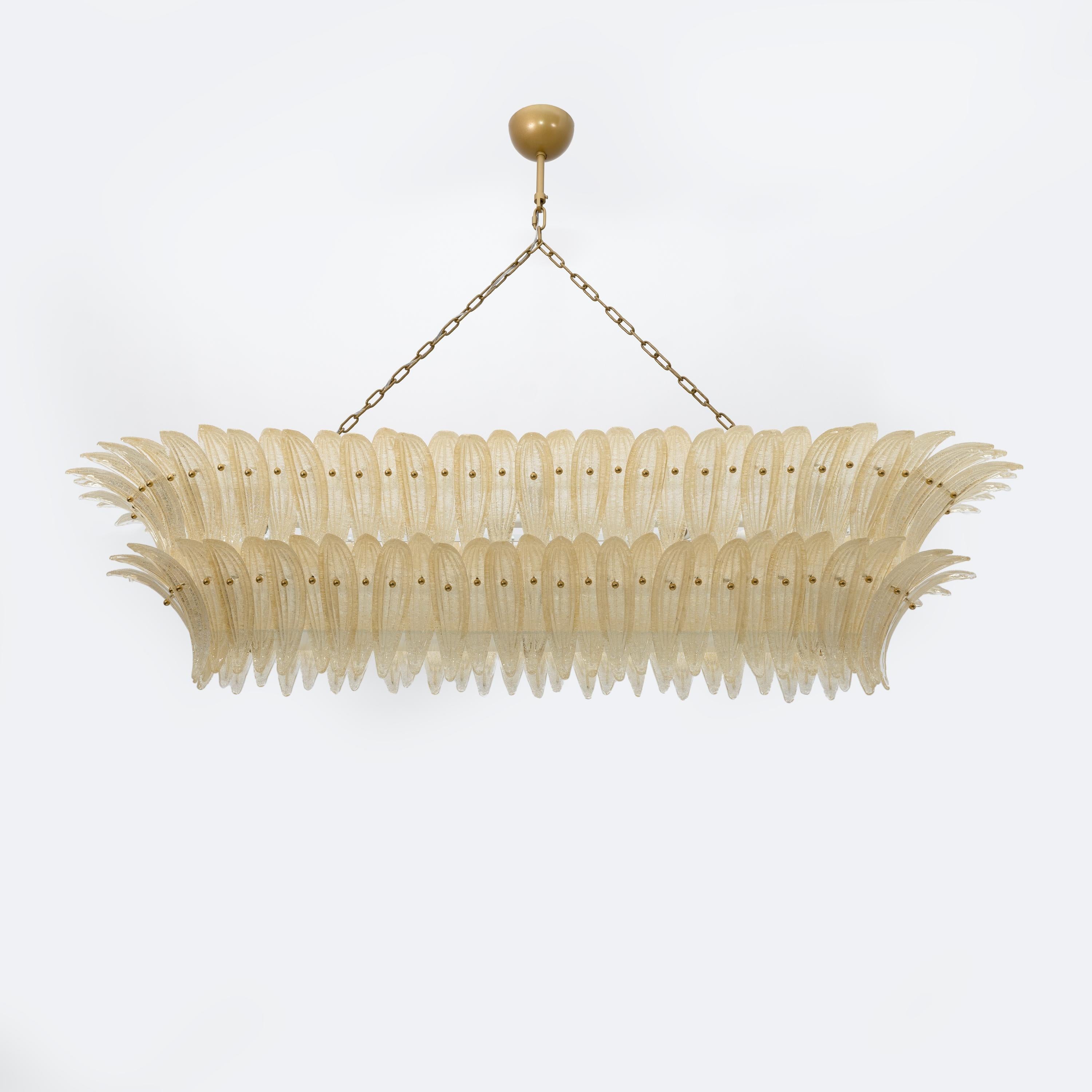 Gran araña de palmeta de cristal de Murano de mediados de siglo, estilo Barovier y Toso, Italia. La araña consta de un armazón de metal pintado de blanco, con palmetas de cristal de Murano dorado y Graniglia transparente. La gran araña italiana