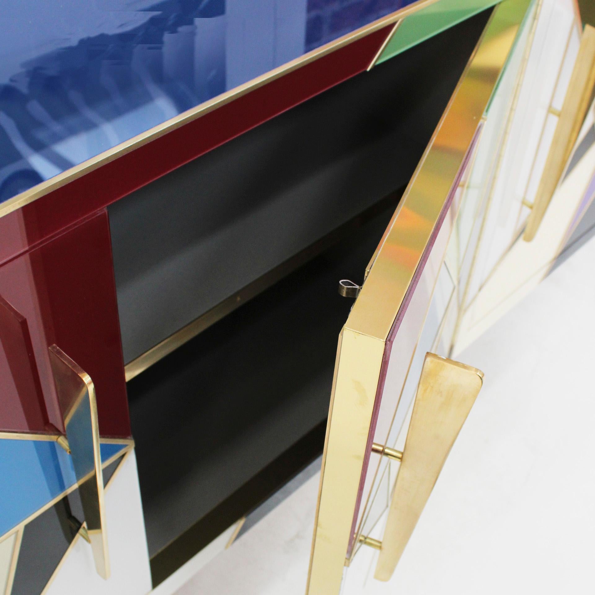 Italienisches Sideboard im modernen Stil der Mitte des Jahrhunderts aus Holz, Messing und farbigem Glas im Angebot 5