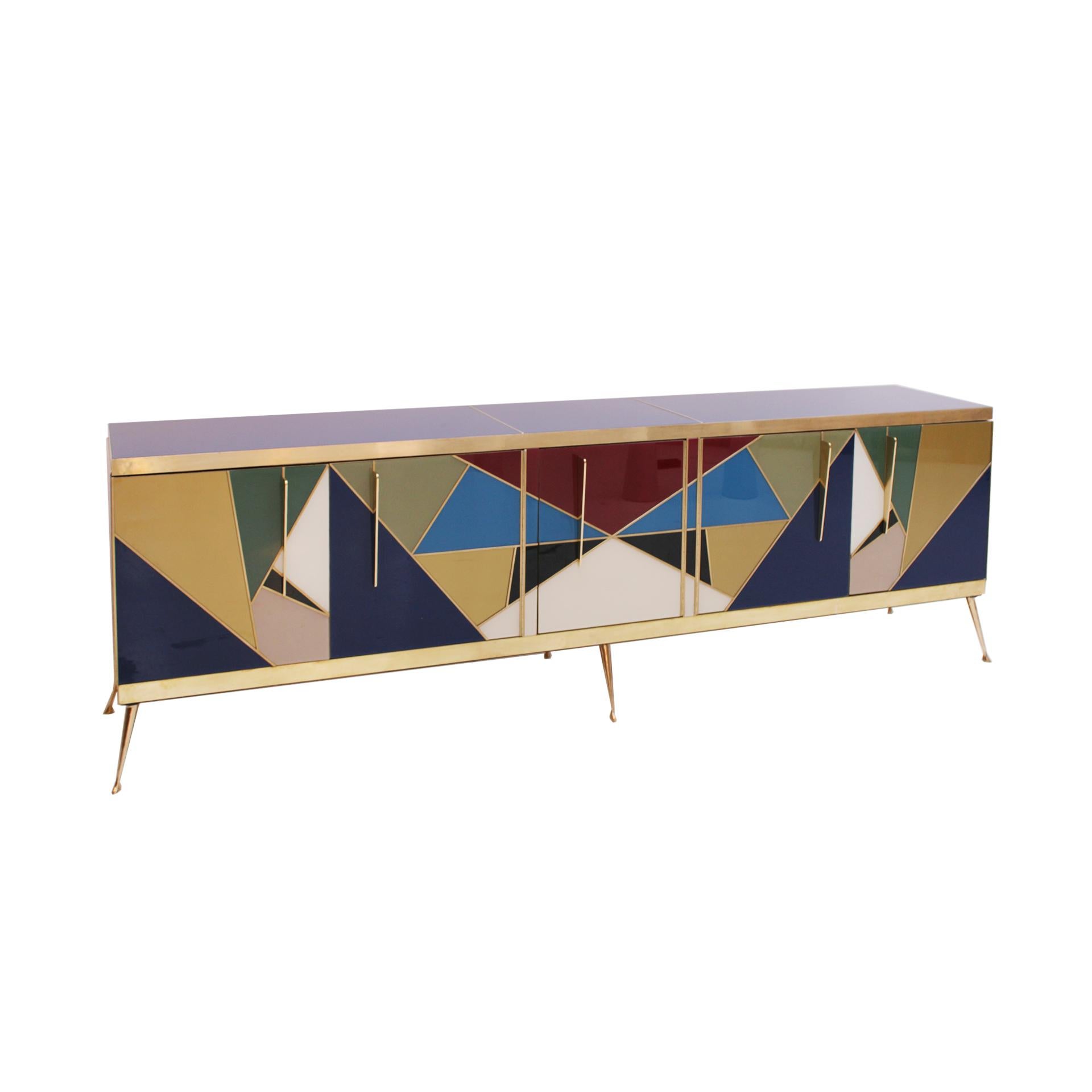Buffet italien en structure de bois massif des années 1950 recouvert de verre coloré de Murano. Composition géométrique art déco. Composé de cinq portes avec poignées et pieds en laiton. Ensemble de tiroirs intérieurs sur le côté droit.

Chaque