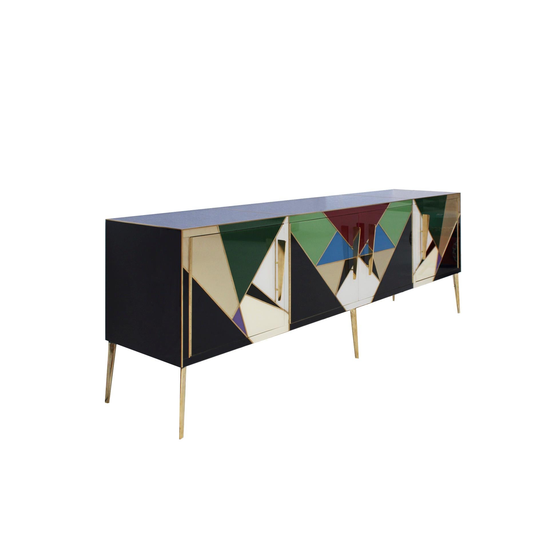Italienisches Sideboard im modernen Stil der Mitte des Jahrhunderts aus Holz, Messing und farbigem Glas (21. Jahrhundert und zeitgenössisch) im Angebot