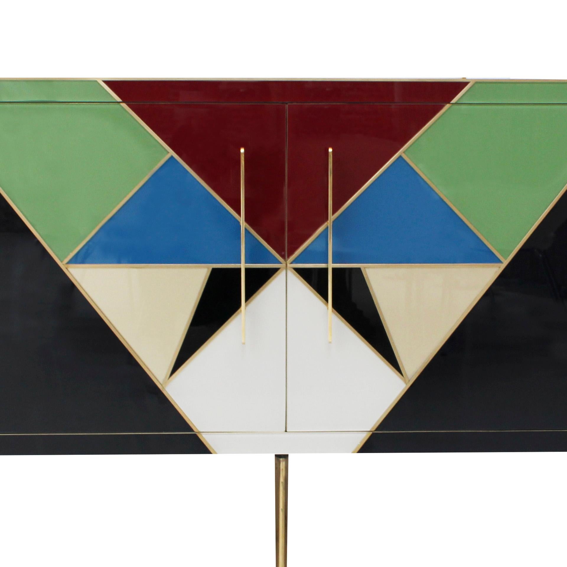 Italienisches Sideboard im modernen Stil der Mitte des Jahrhunderts aus Holz, Messing und farbigem Glas im Angebot 2