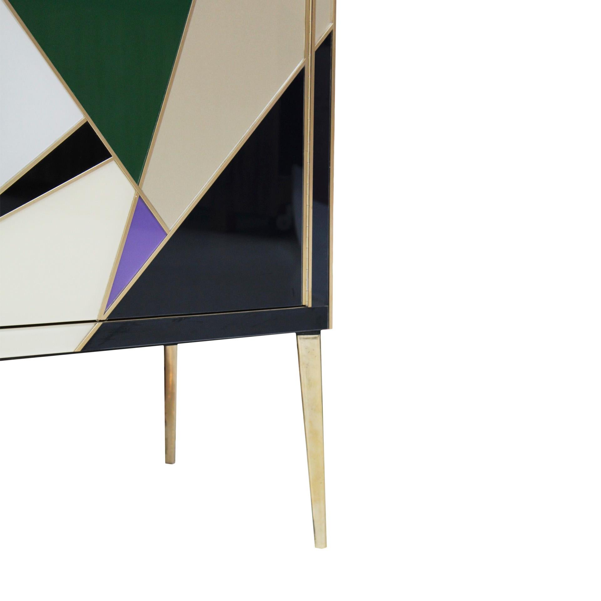 Italienisches Sideboard im modernen Stil der Mitte des Jahrhunderts aus Holz, Messing und farbigem Glas im Angebot 3
