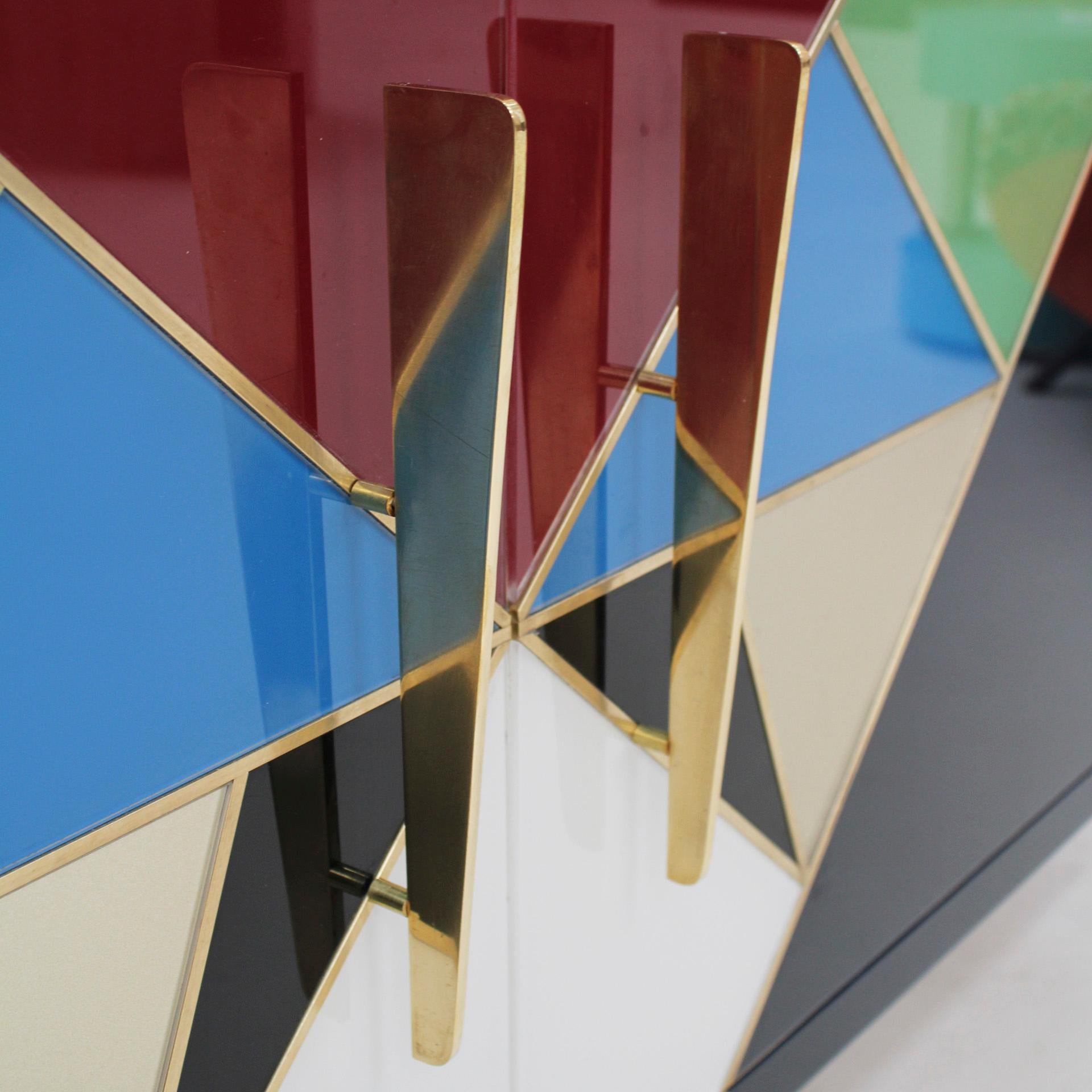 Italienisches Sideboard im modernen Stil der Mitte des Jahrhunderts aus Holz, Messing und farbigem Glas im Angebot 4