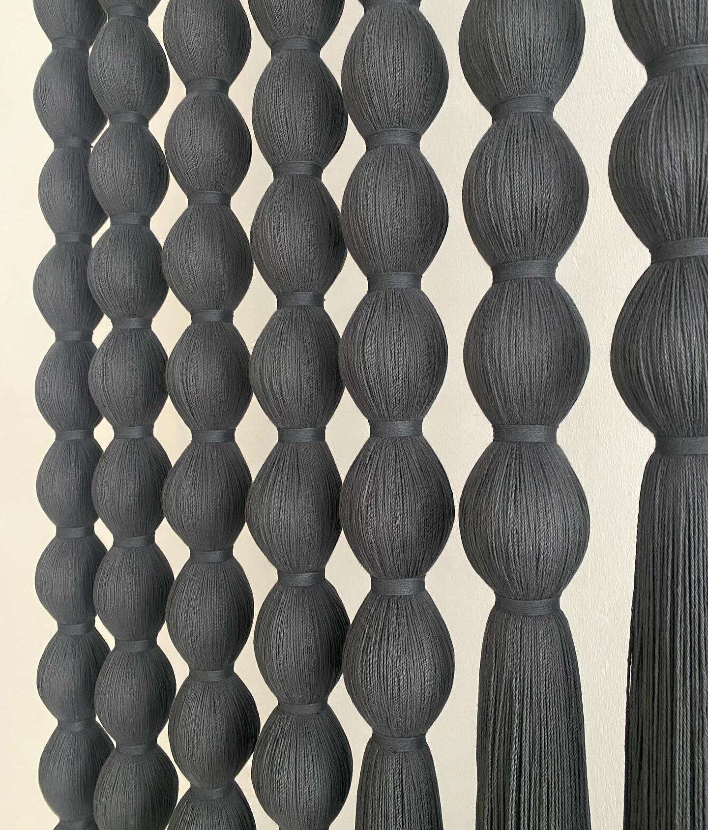 Wandteppich aus schwarzer Rohbaumwolle im Mid-Century Modern-Stil von Jujuy Modern  (Argentinisch) im Angebot