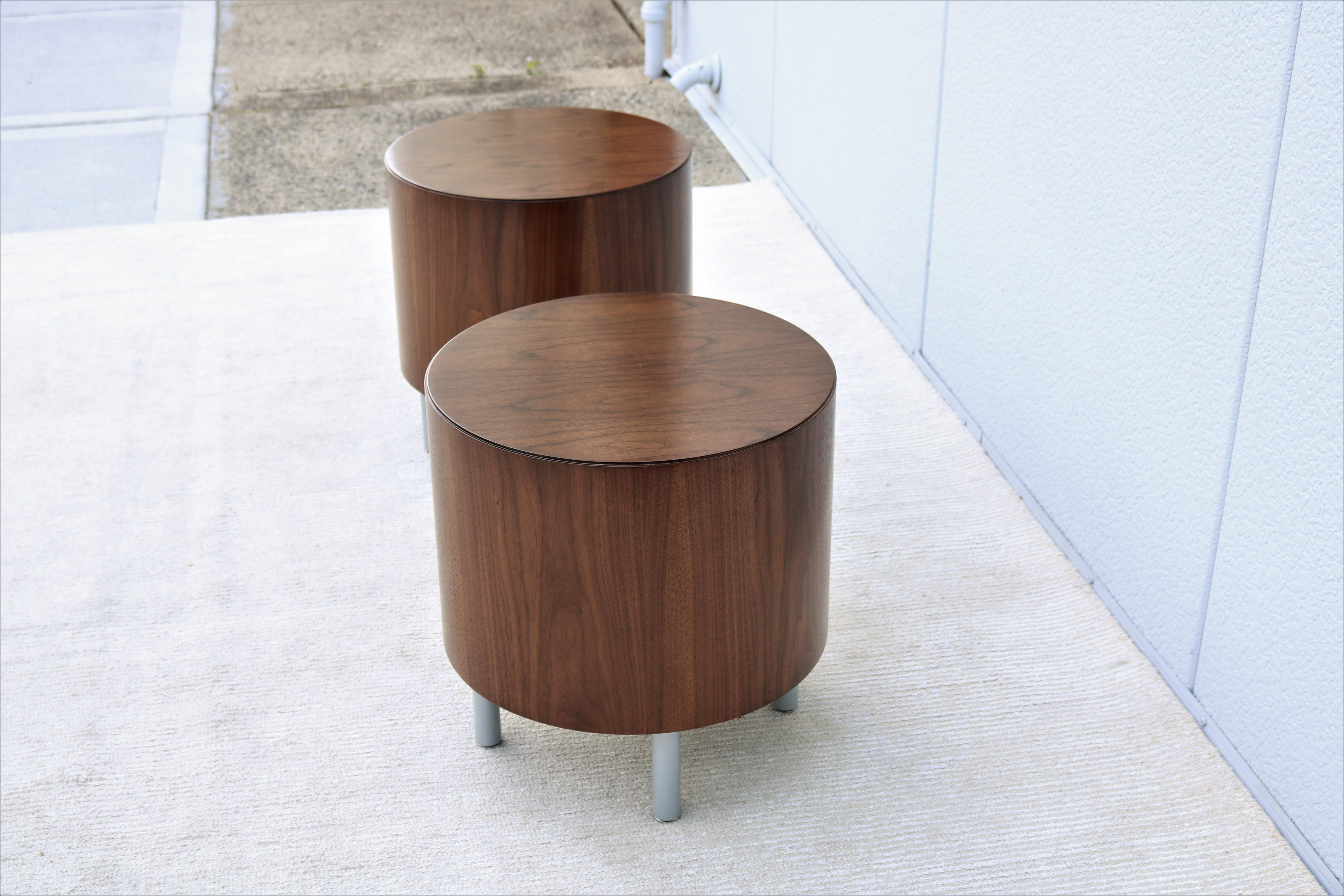 Mid-Century Modern Style Kimball Villa Round Walnut Wood Drum Side Tables a Pair For Sale 3