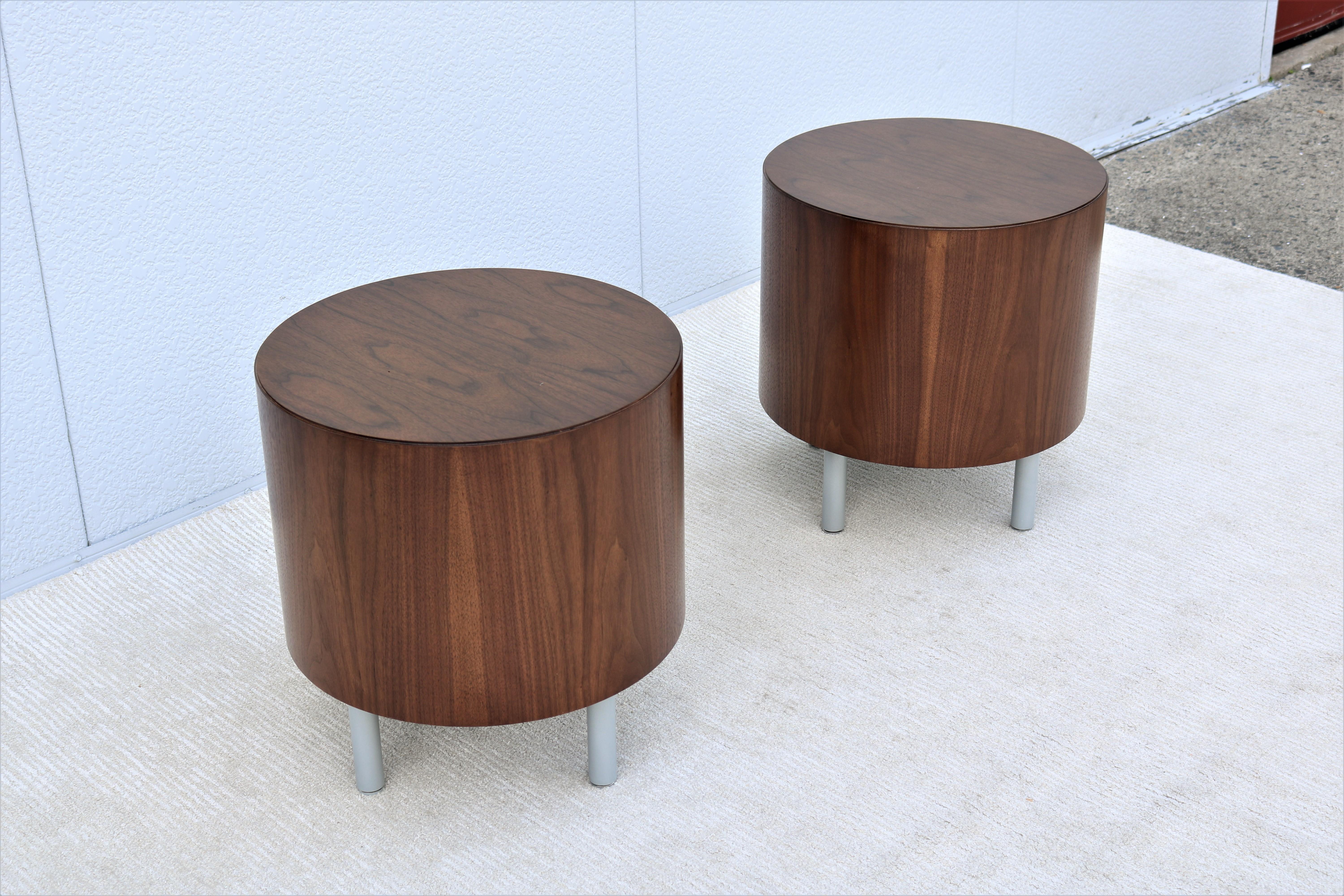 Mid-Century Modern Style Kimball Villa Round Walnut Wood Drum Side Tables a Pair For Sale 4